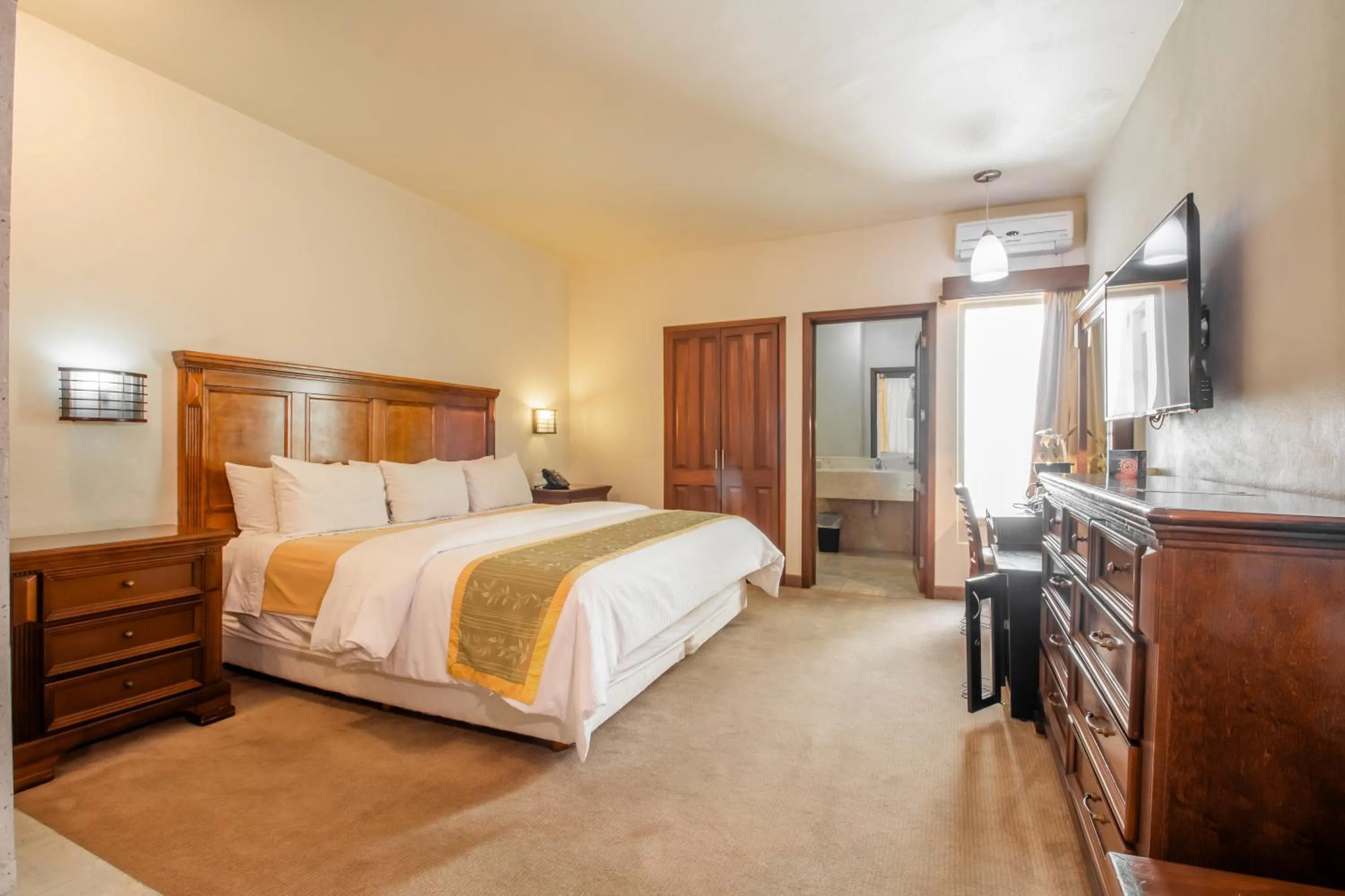 Photo of the whole room, Bed in Hotel San Carlos Tequisquiapan