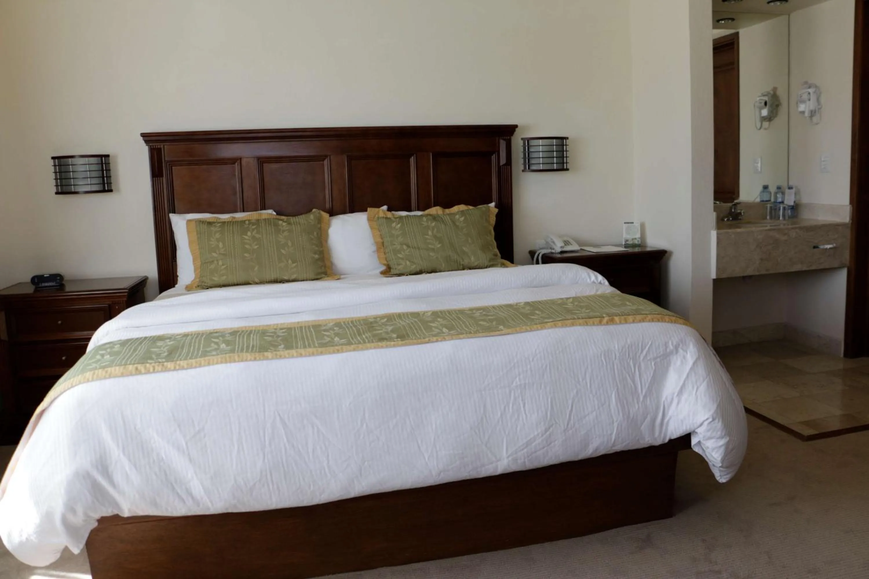 Photo of the whole room, Bed in Hotel San Carlos Tequisquiapan