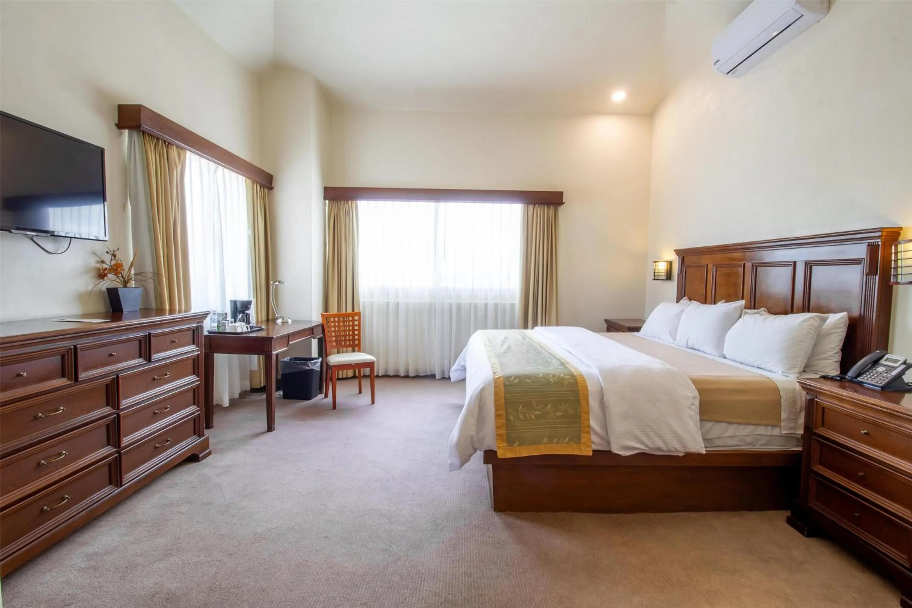 Photo of the whole room in Hecthorny San Carlos Tequisquiapan, BW Signature Collection