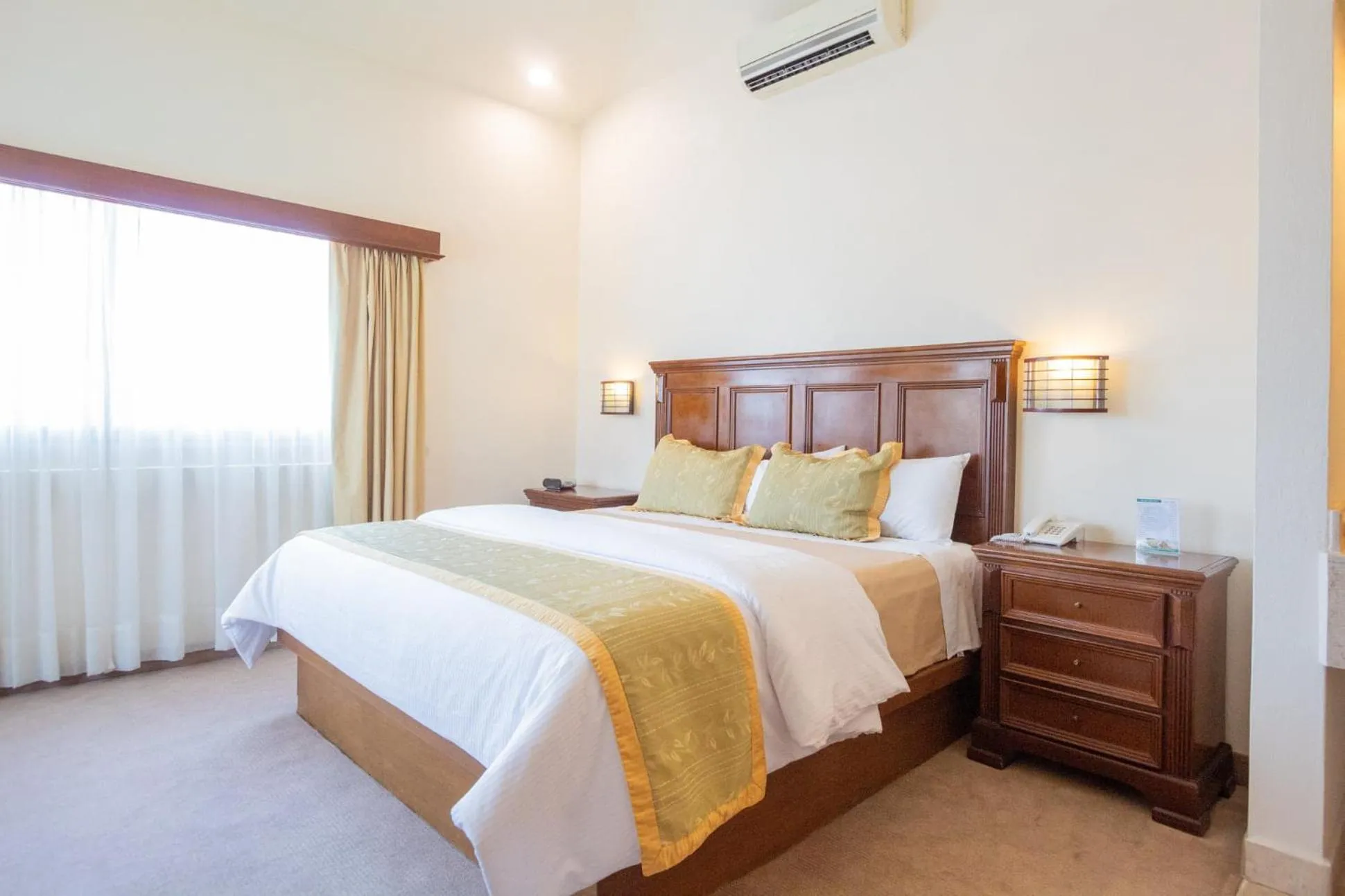 Photo of the whole room, Bed in Hotel San Carlos Tequisquiapan