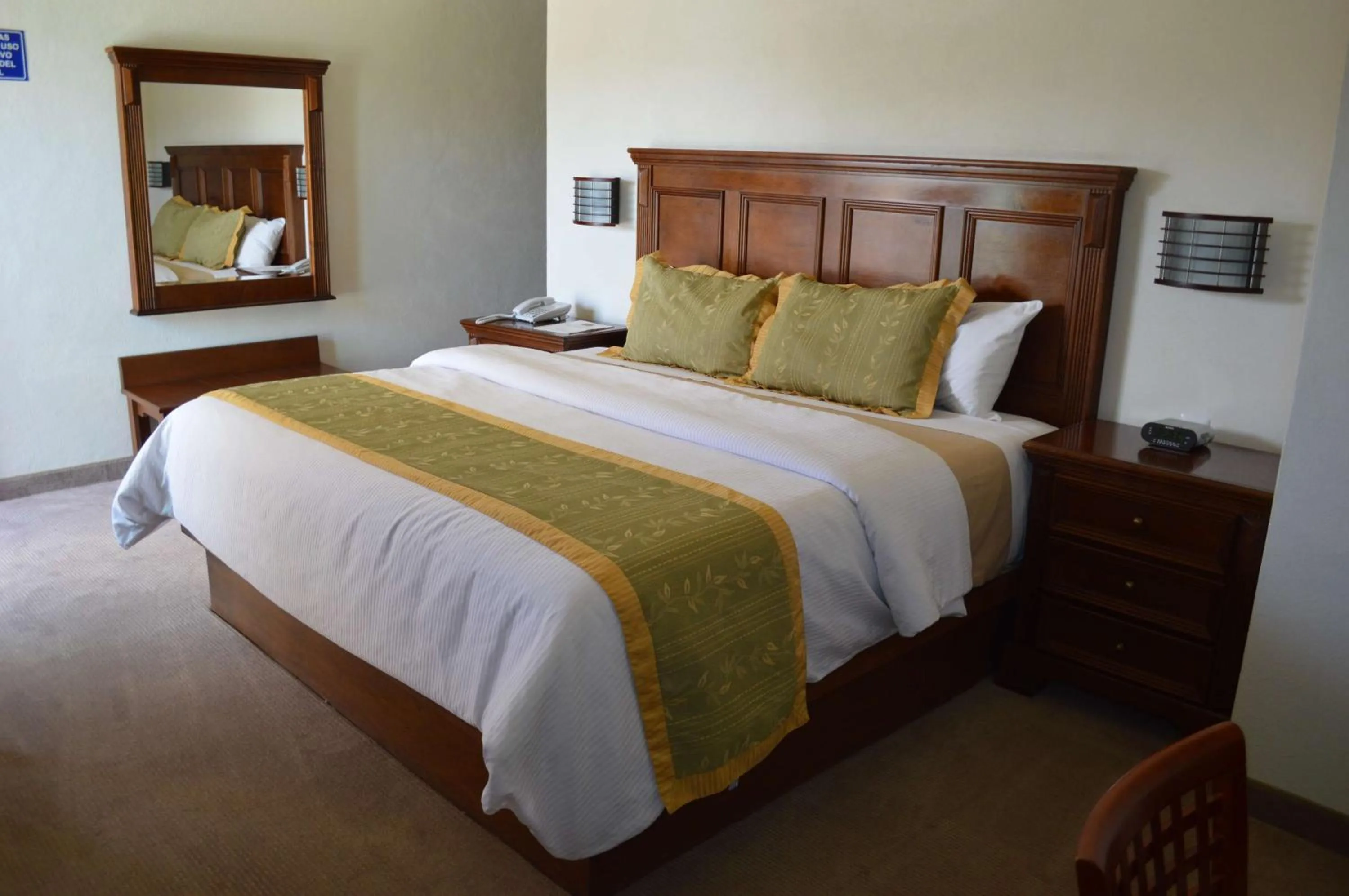 Photo of the whole room, Bed in Hotel San Carlos Tequisquiapan