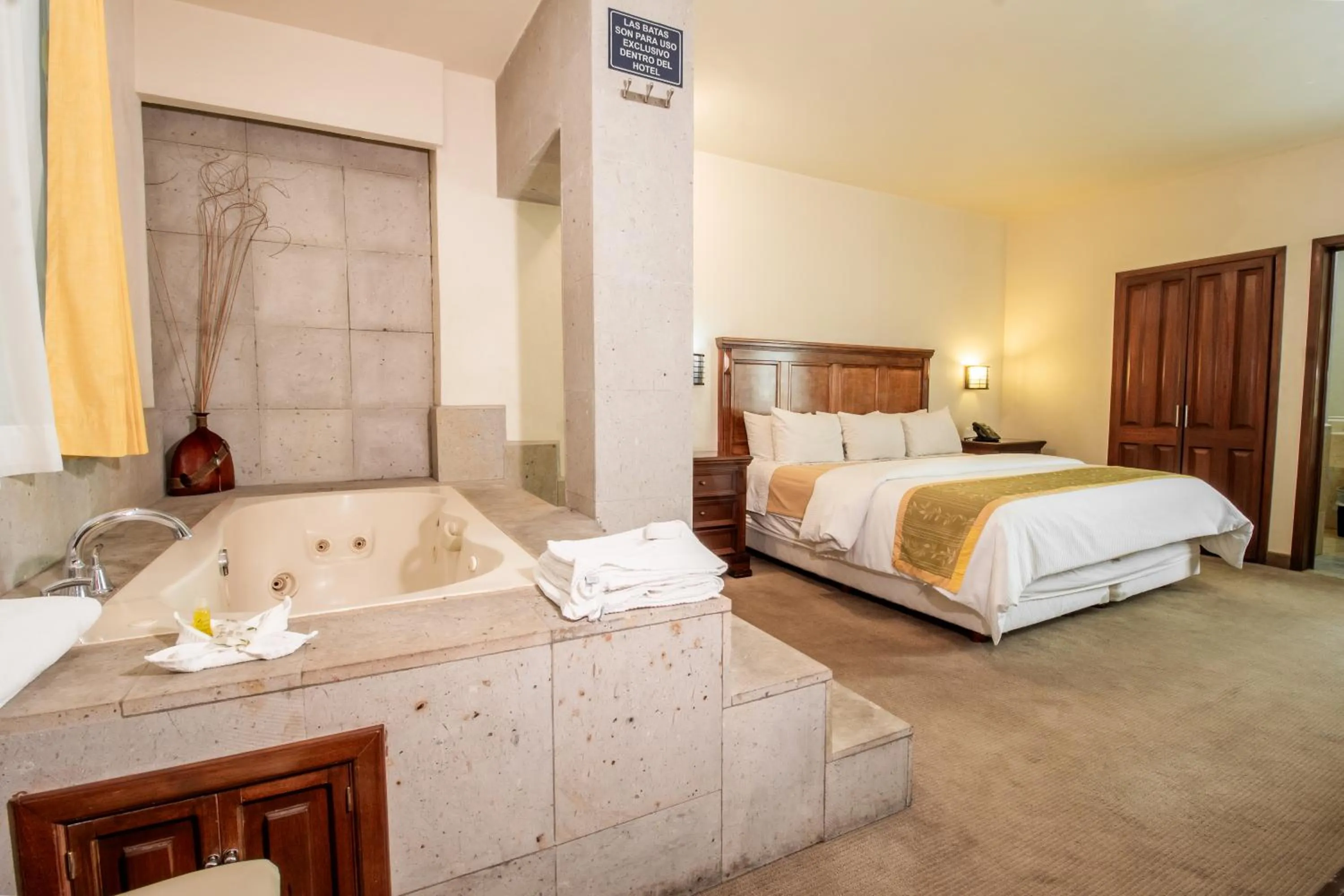 Photo of the whole room, Bed in Hotel San Carlos Tequisquiapan