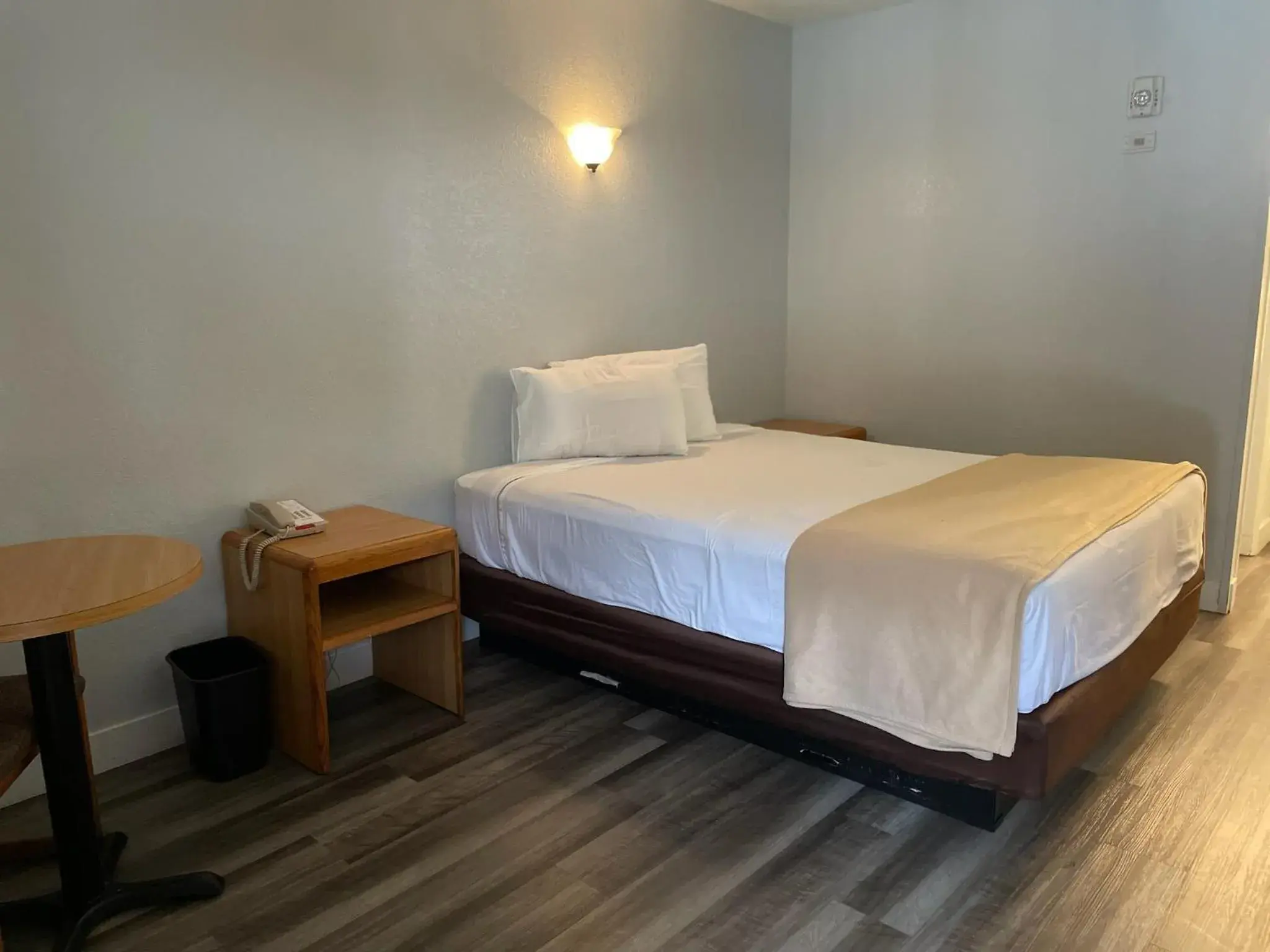 Deluxe Double Room (2 Adults + 1 Child) in Premier Inns Thousand Oaks Deluxe Double Room (2 Adults + 1 Child) in Premier Inns Thousand Oaks