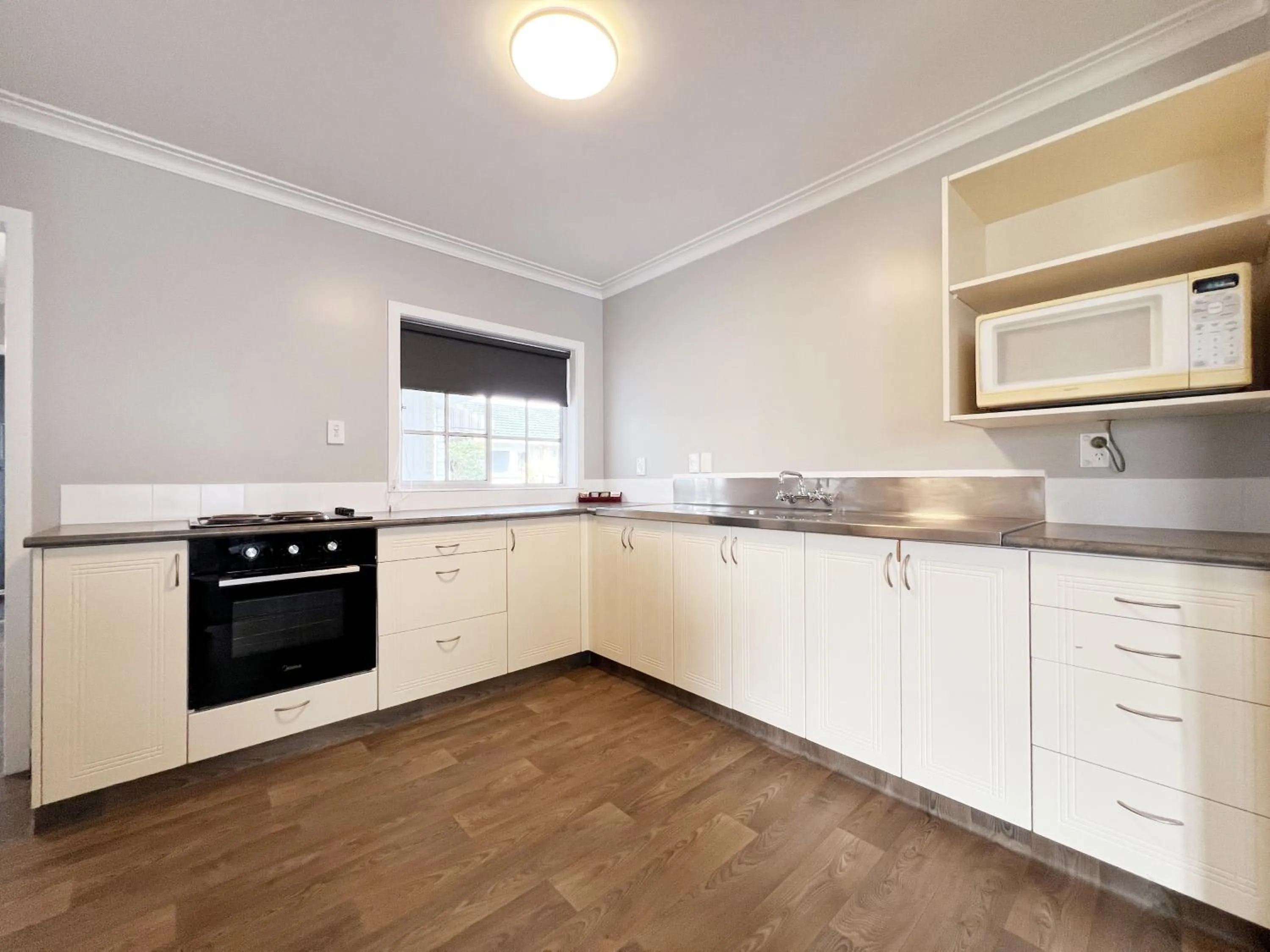 kitchen in Barclay Motel