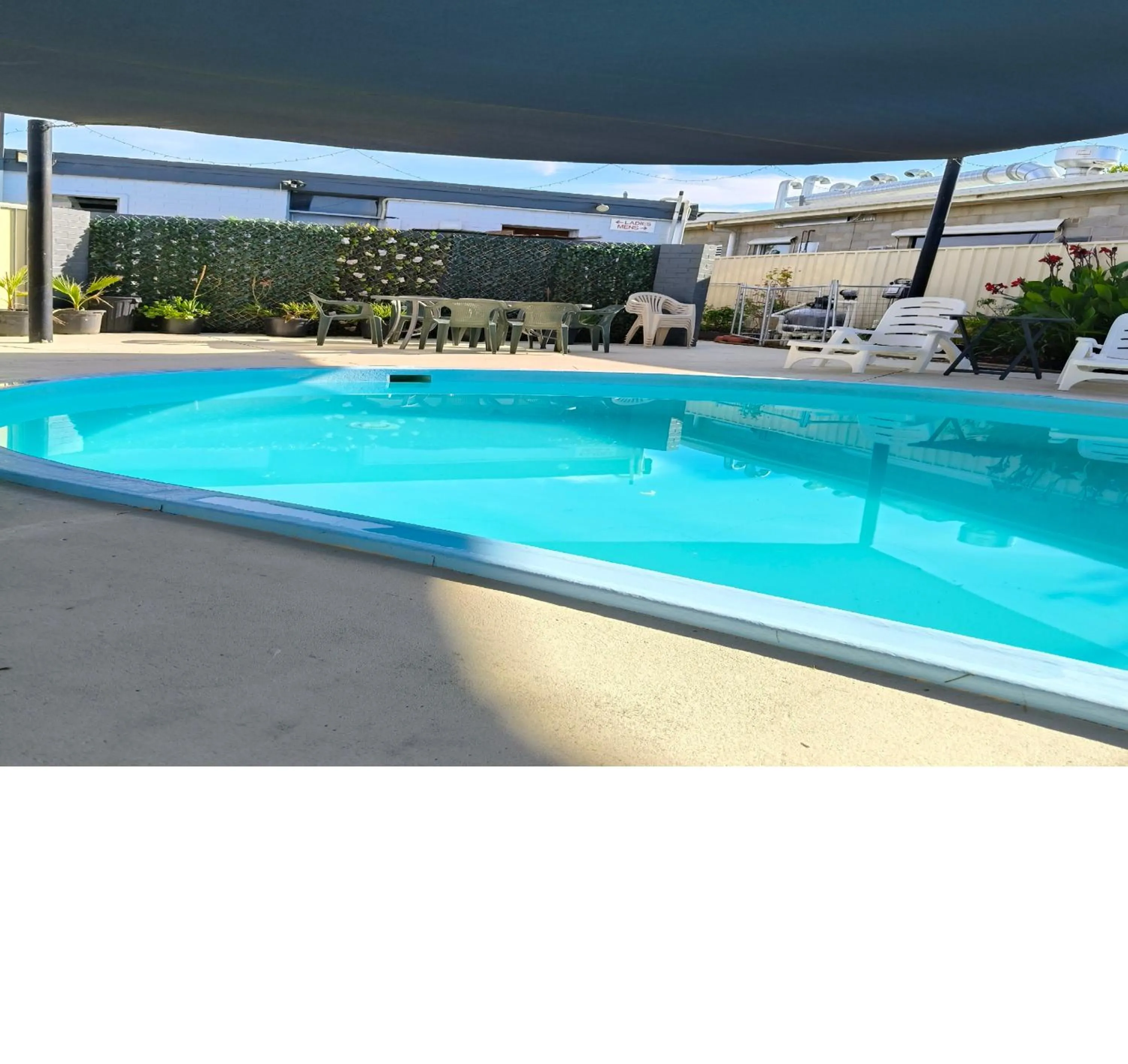 Swimming pool in Wangaratta Motor Inn