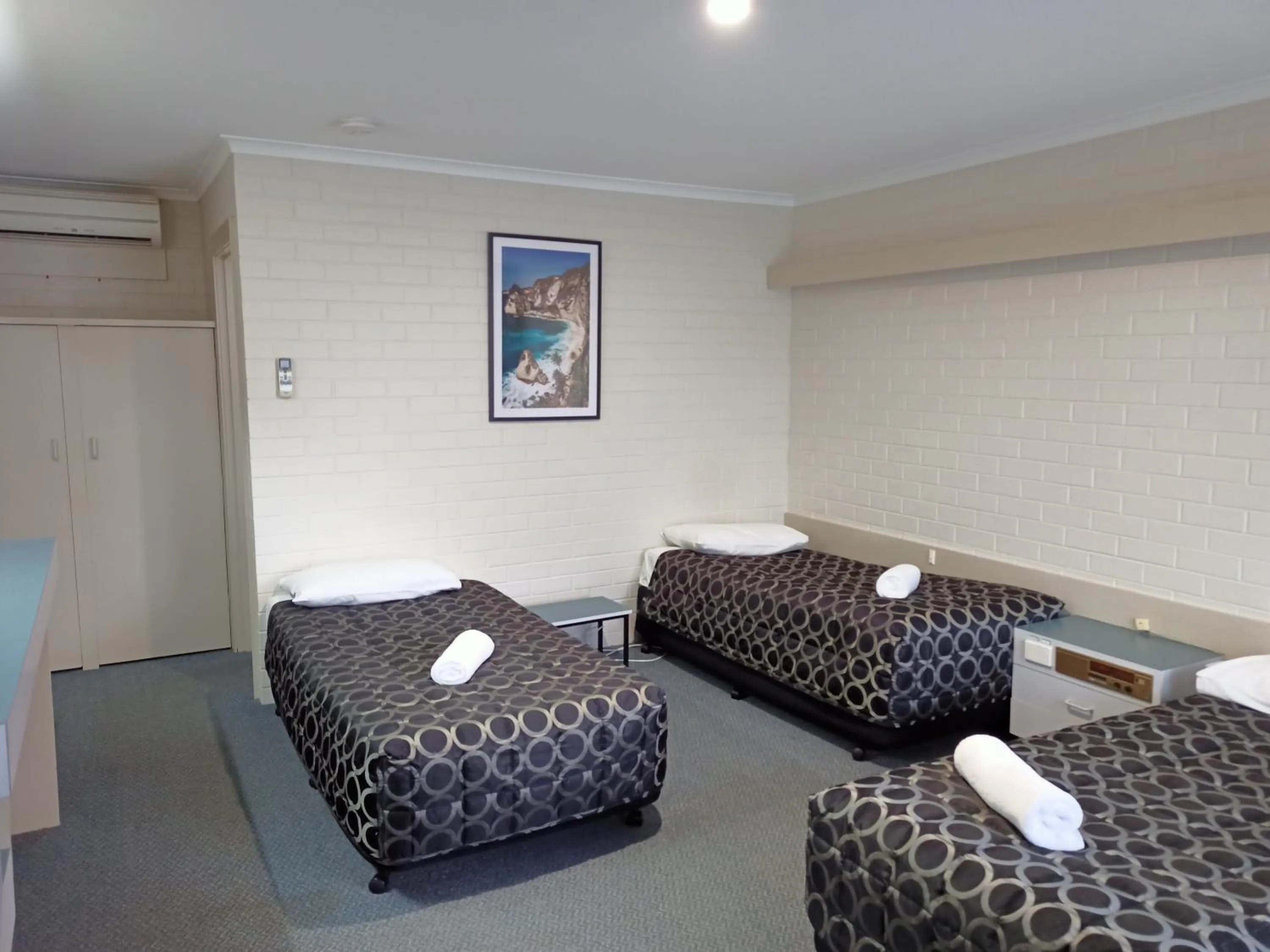 Bed in Wangaratta Motor Inn
