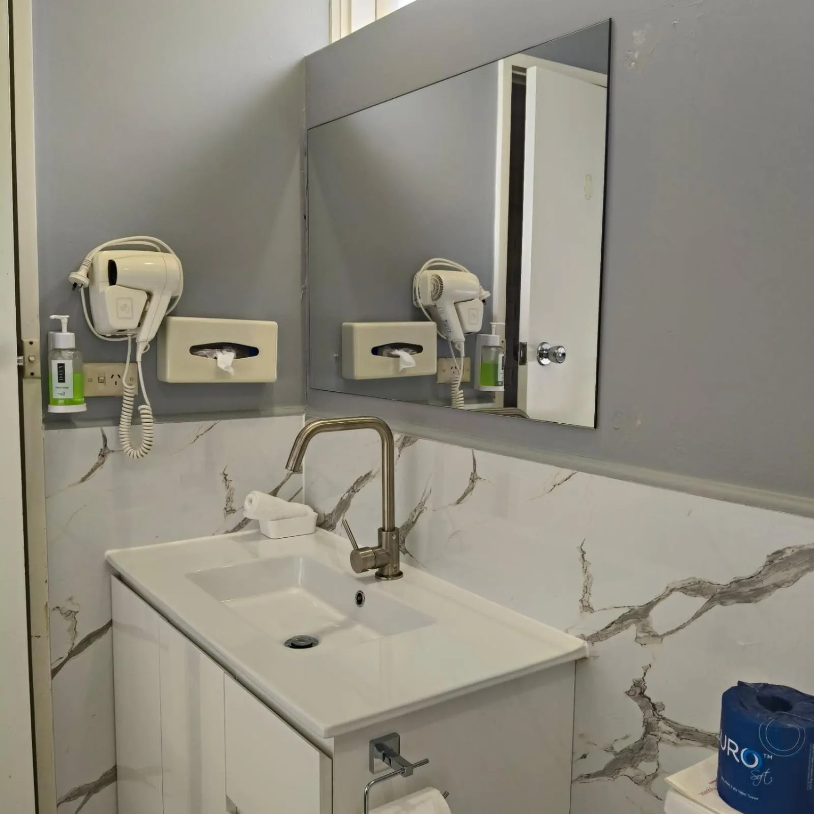 Bathroom in Wangaratta Motor Inn