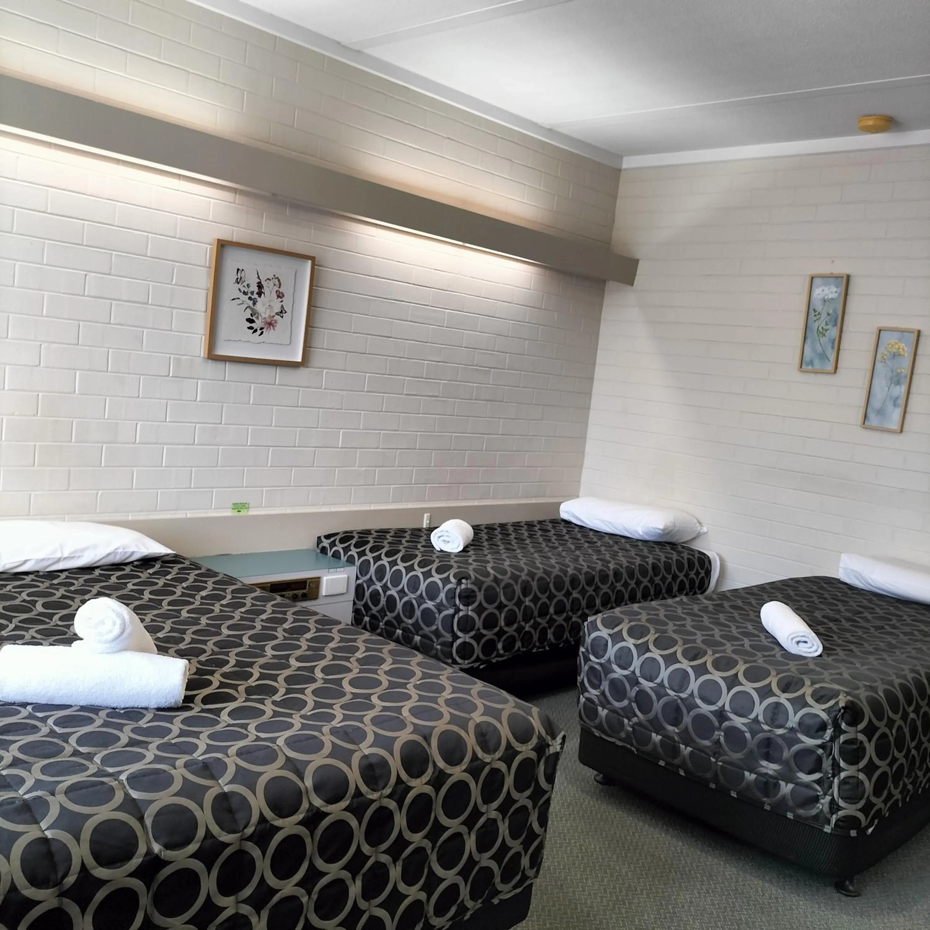 Bed in Wangaratta Motor Inn