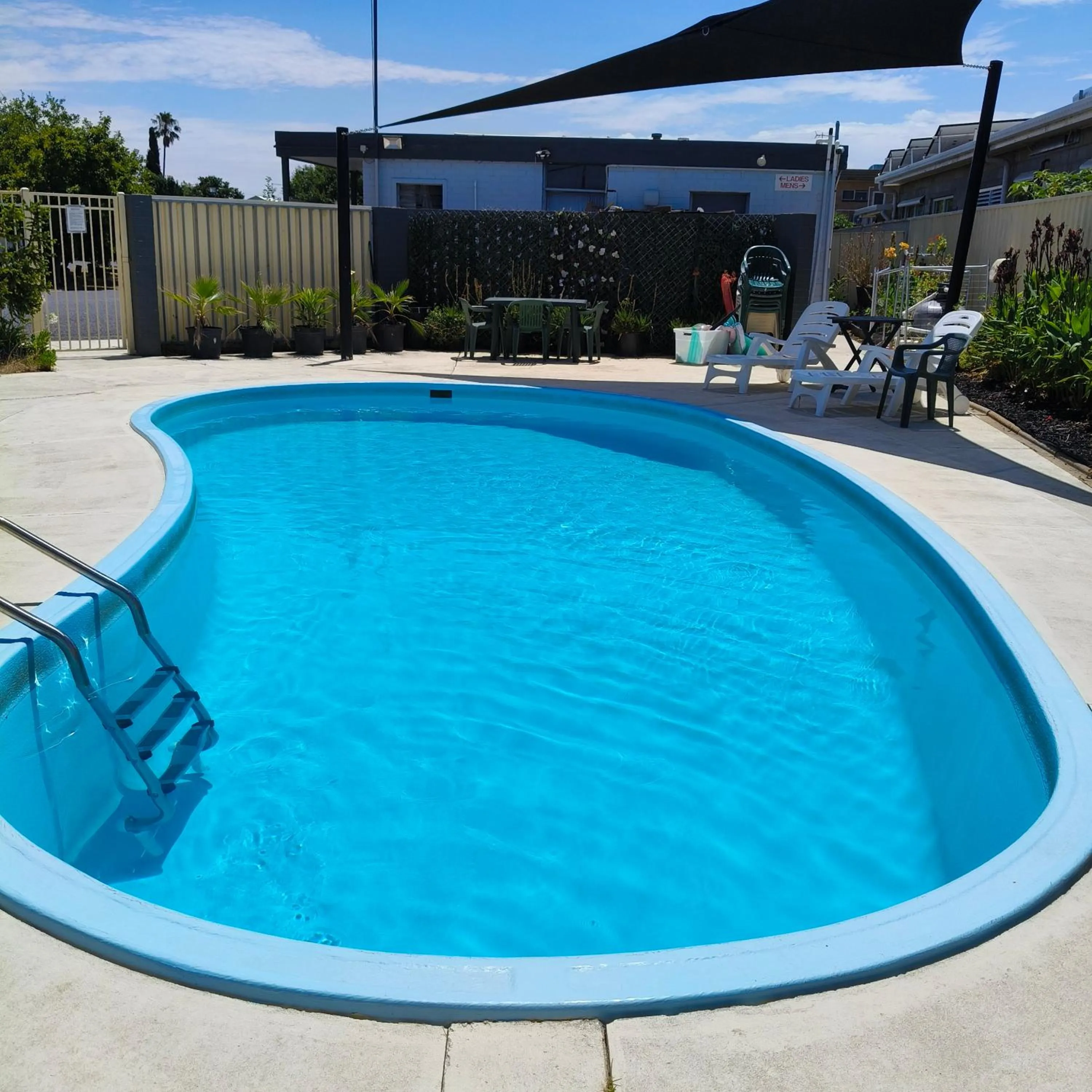 Swimming pool in Wangaratta Motor Inn