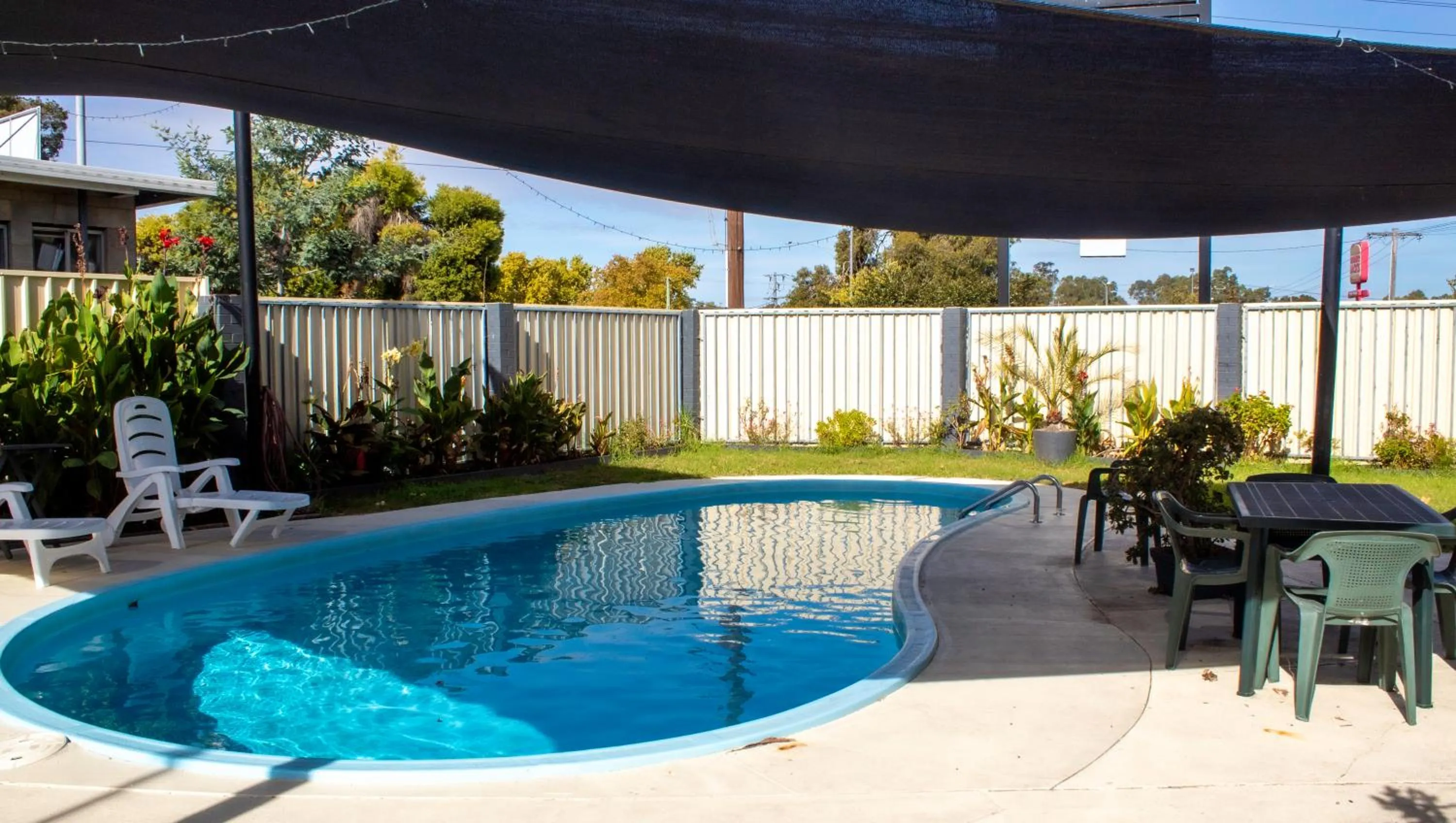 Swimming pool in Wangaratta Motor Inn