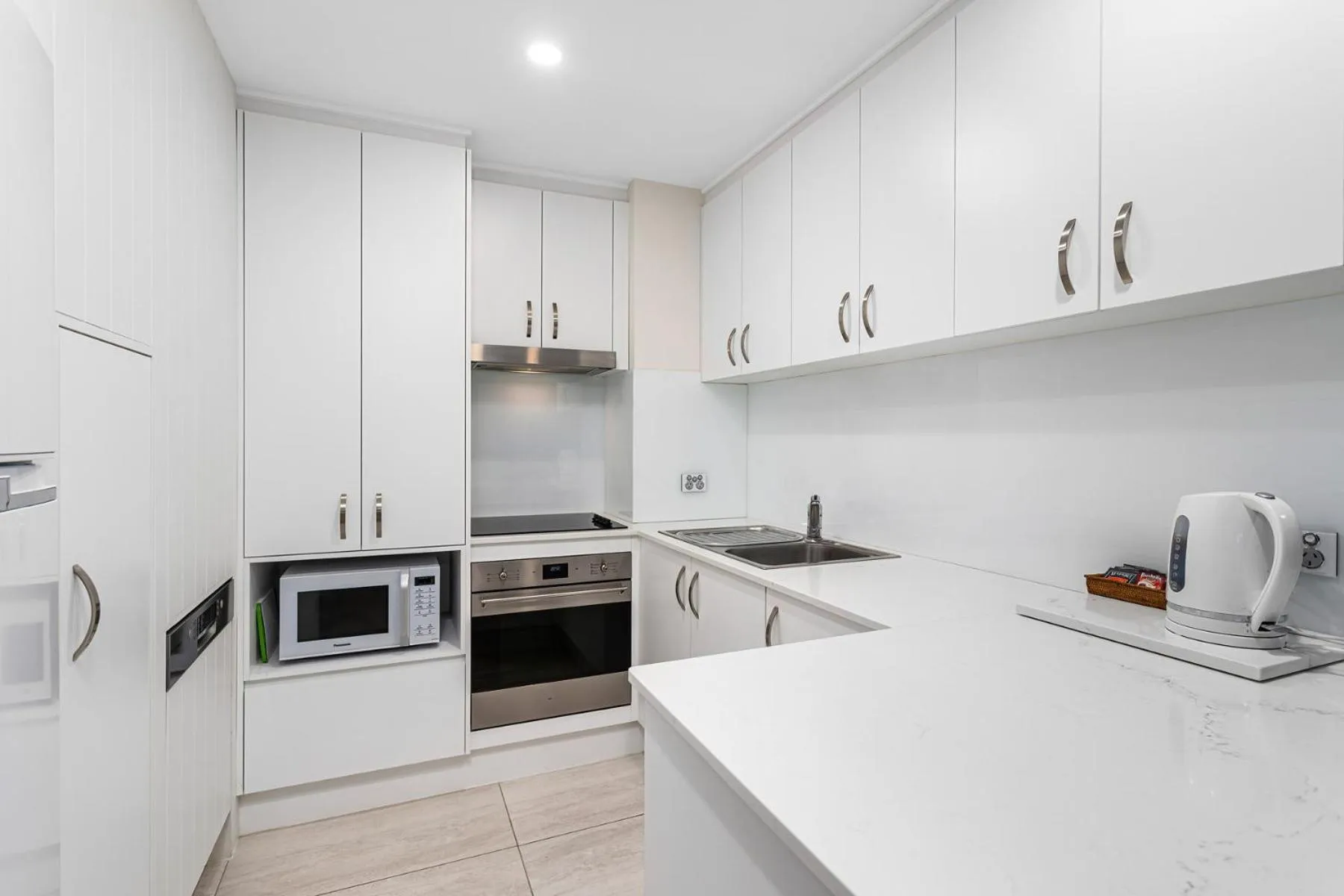 Kitchen or kitchenette in Rainbow Bay Resort Holiday Apartments