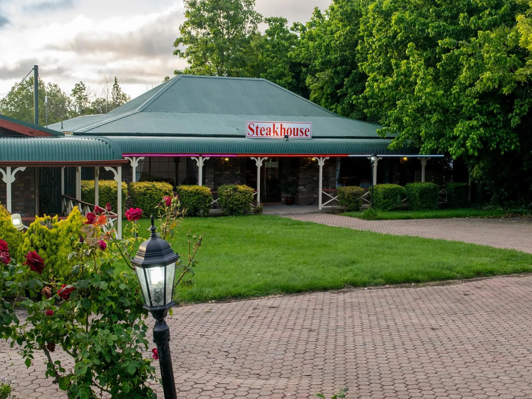 Restaurant/places to eat in Rest Point Motor Inn