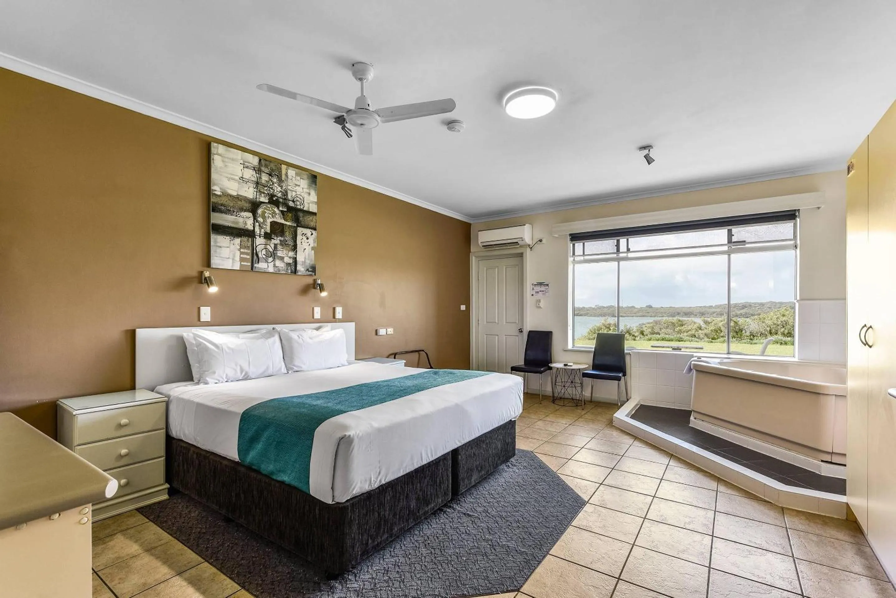 Bedroom, Bed in Comfort Inn Robe