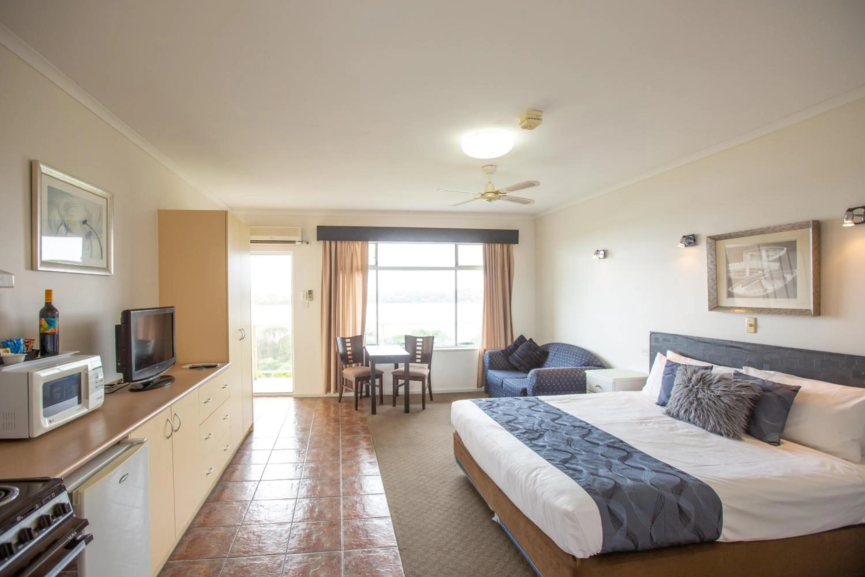 Photo of the whole room, Bed in Comfort Inn Robe