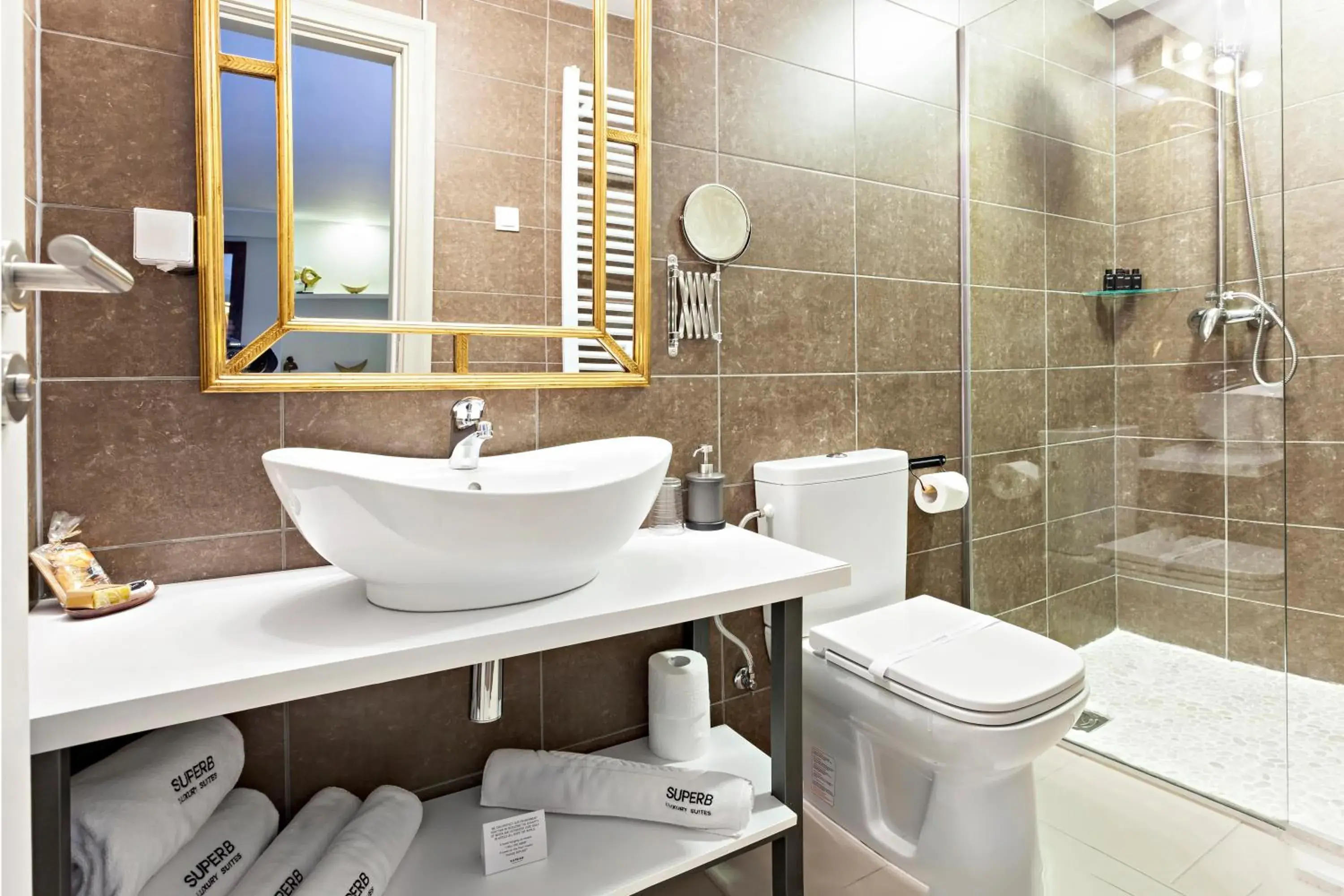 Comfort Double Room in SuperB Luxury Suites Comfort Double Room in SuperB Luxury Suites