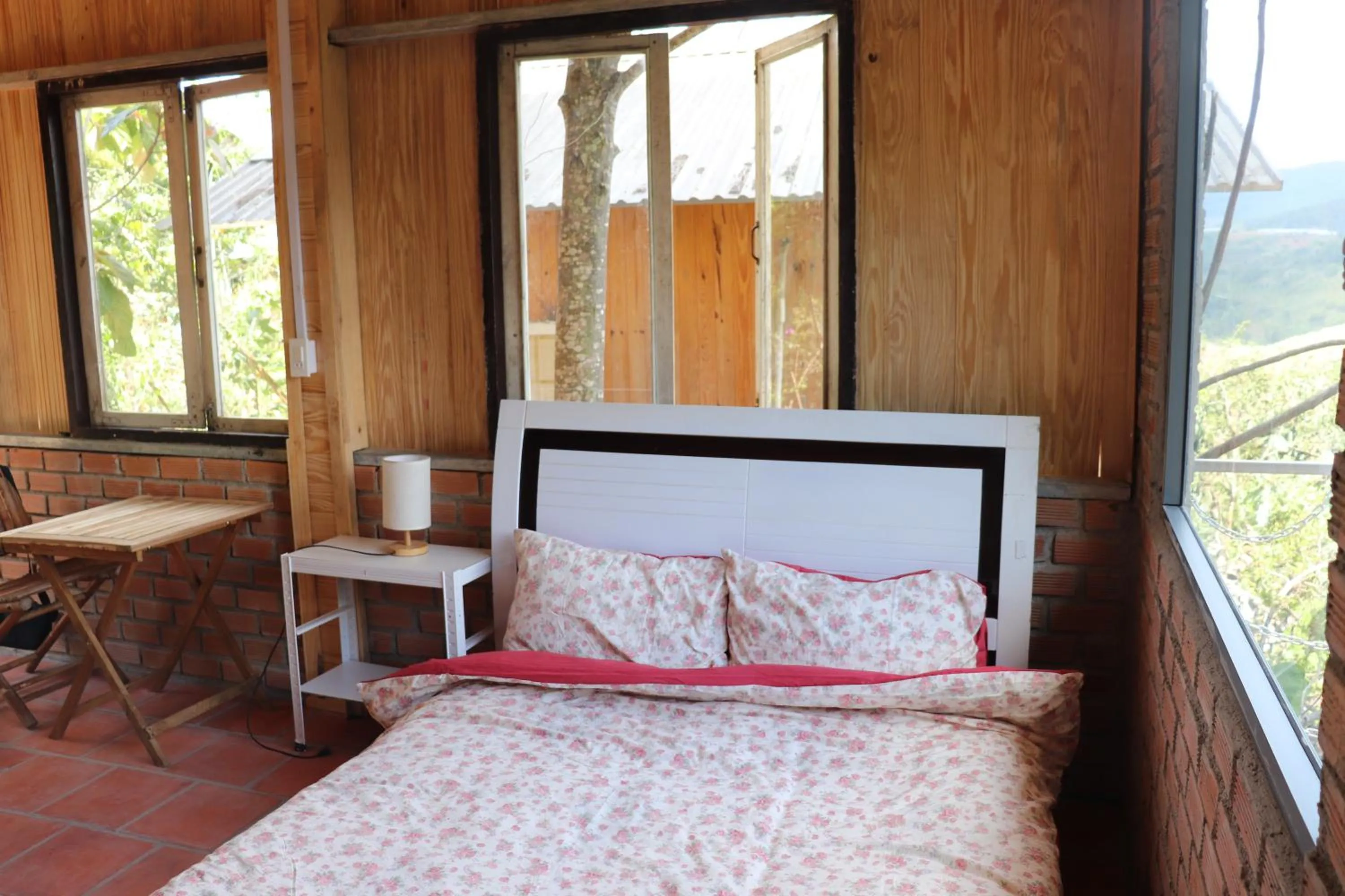 Photo of the whole room, Bed in Midori Heritage Coffee Farm