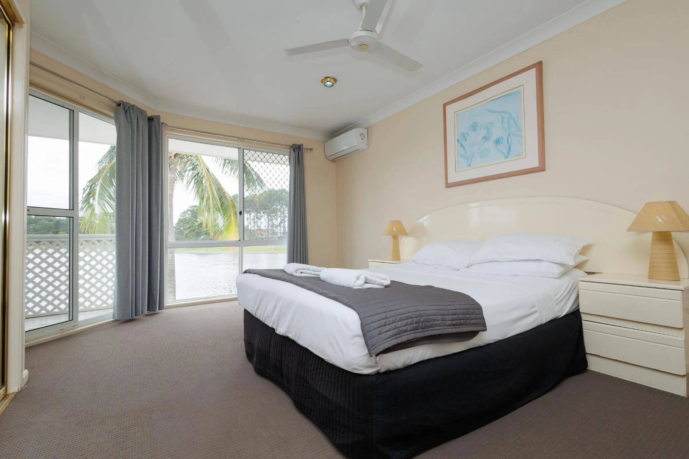 Bed in Isle Of Palms Resort