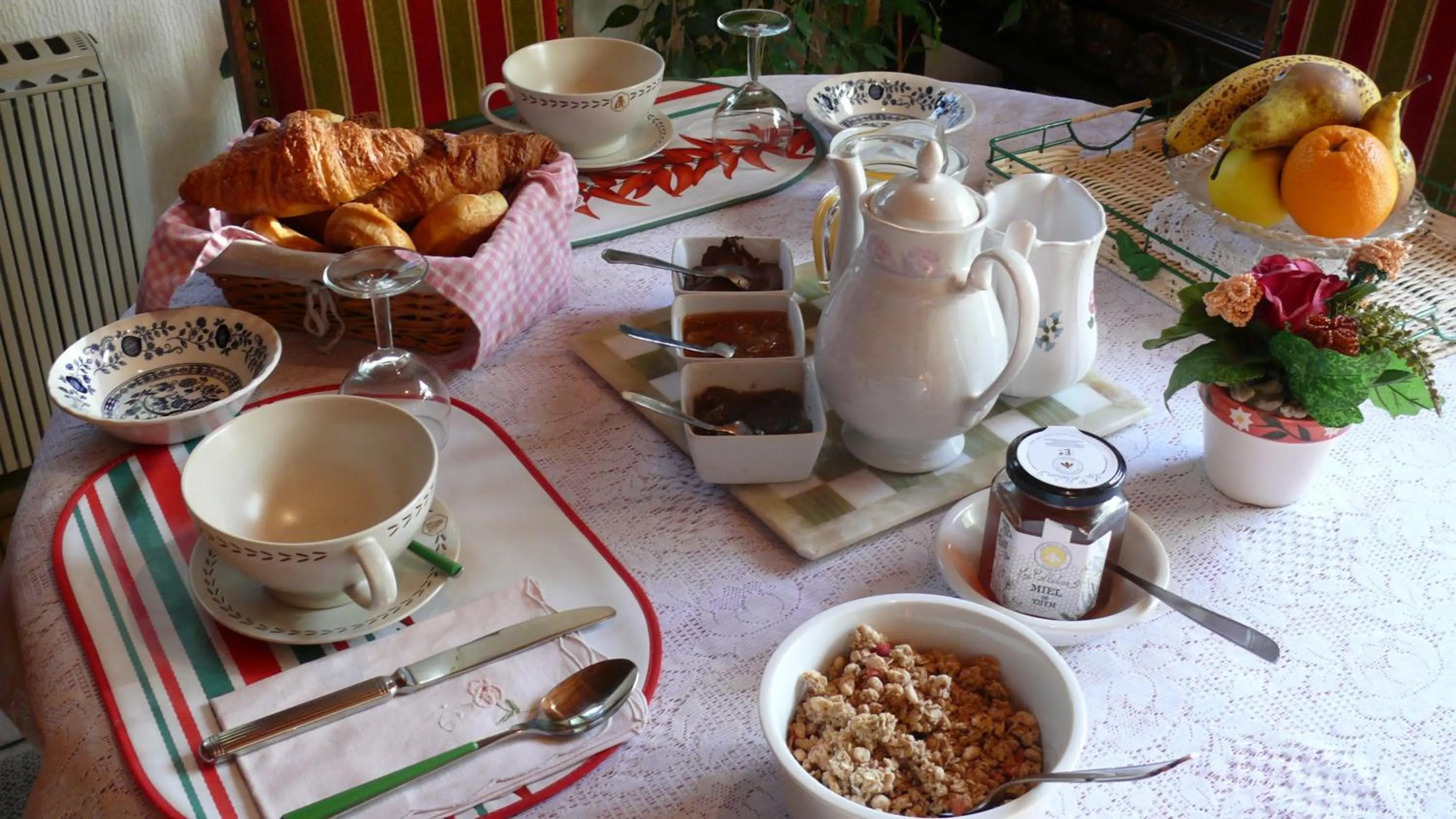 Continental breakfast in chambre chez sylvie