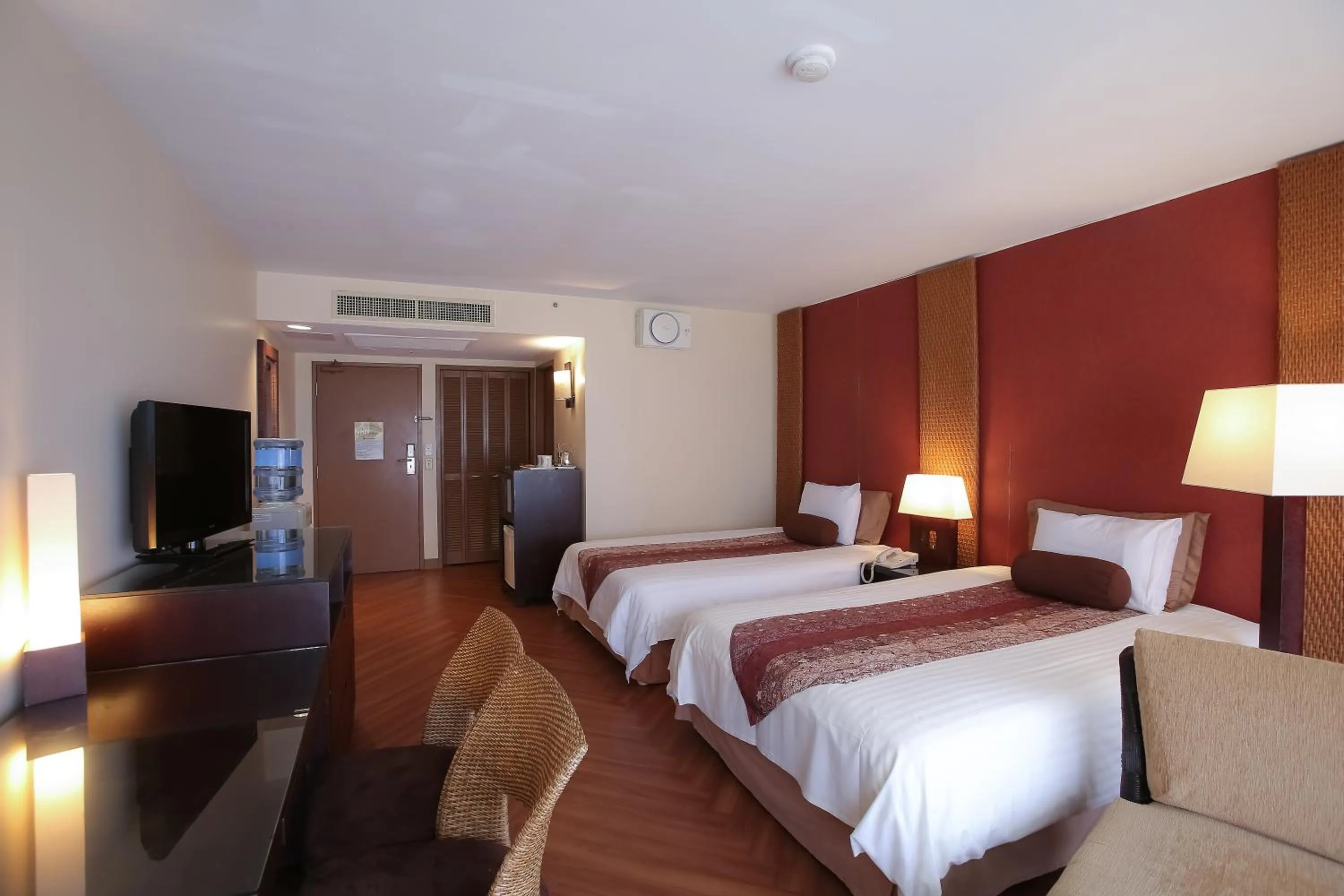 Photo of the whole room, Bed in Guam Reef Hotel