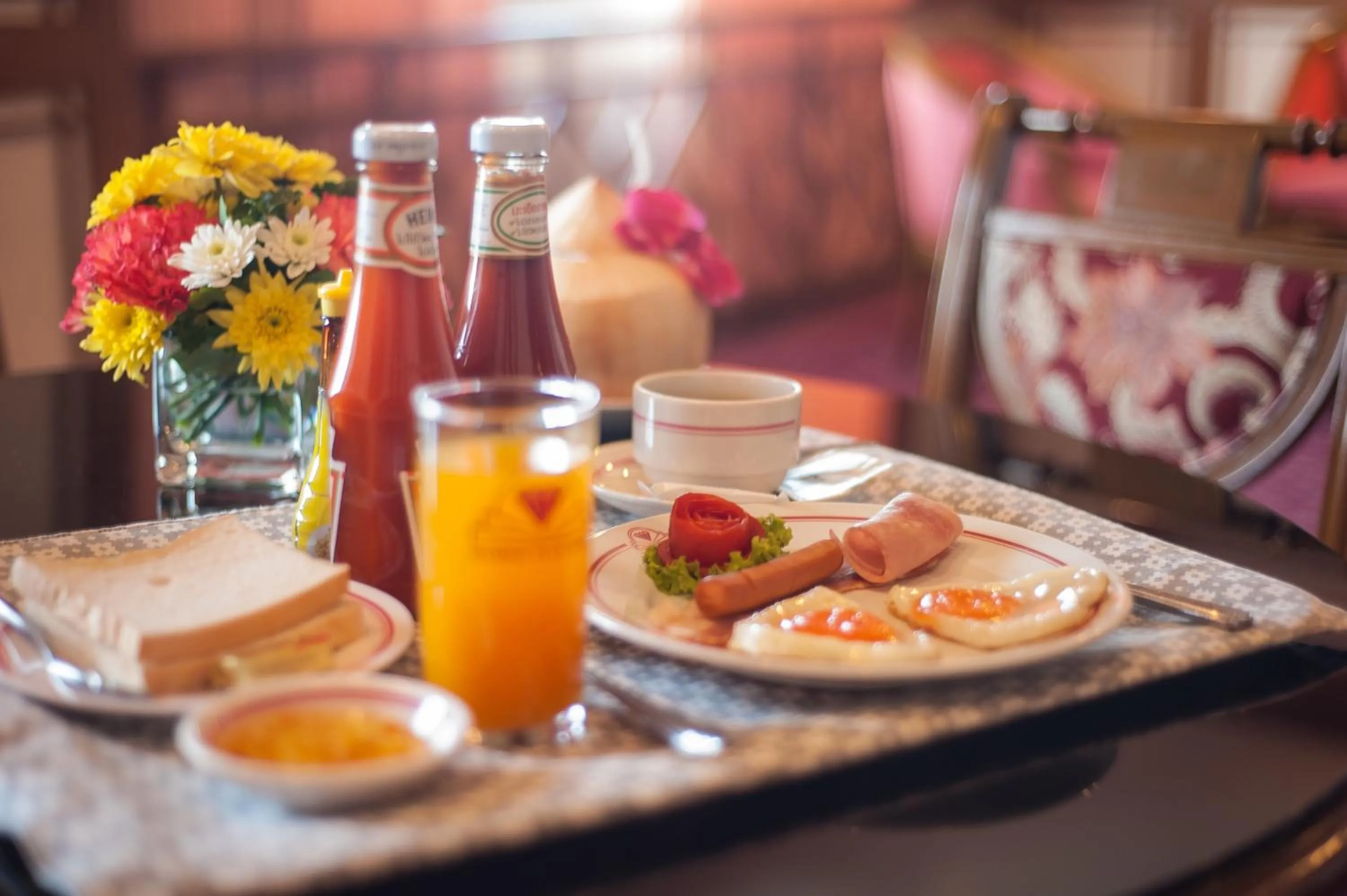American breakfast in Diamond Plaza Hotel