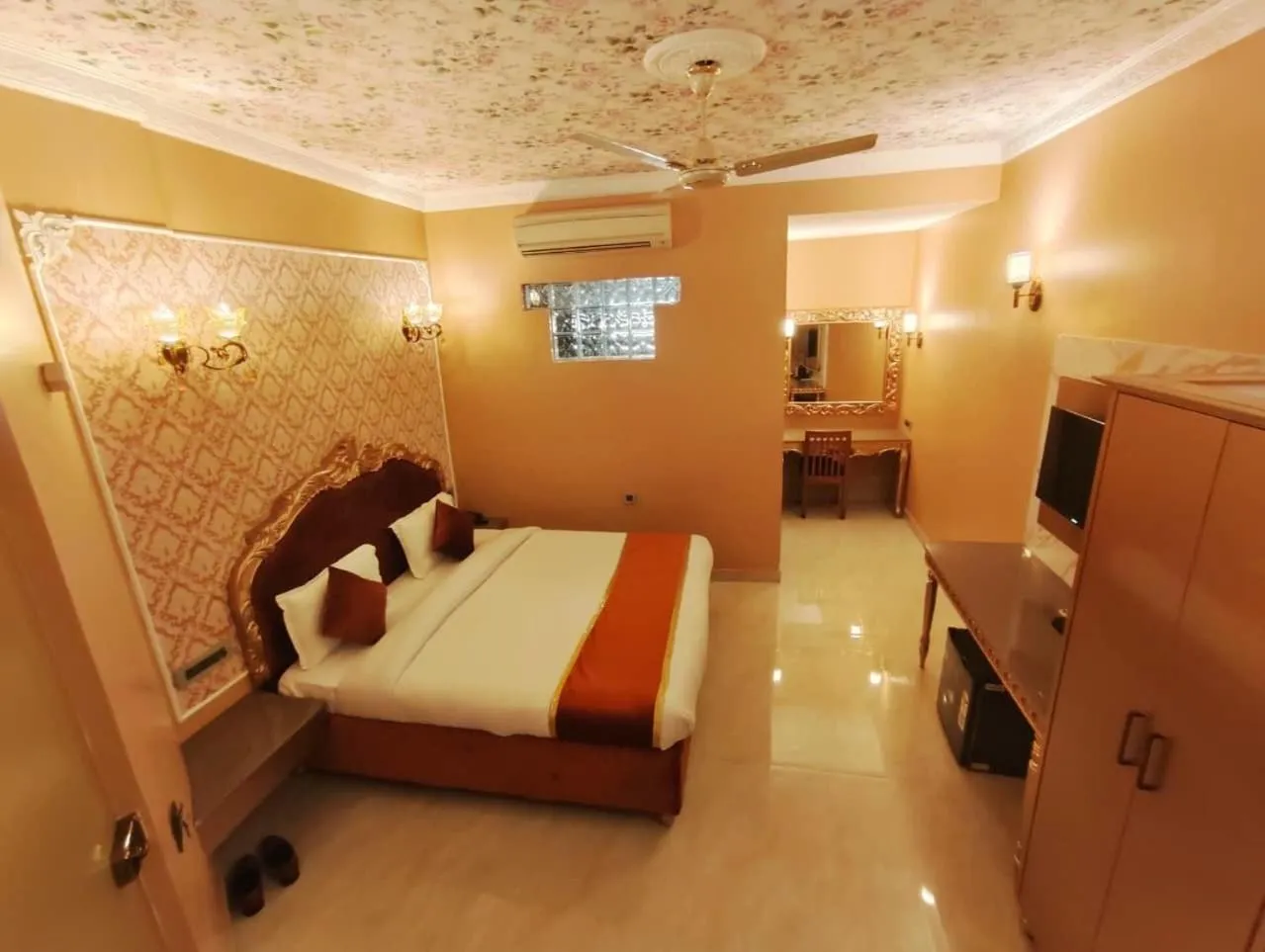 Bed in Ray of Maya near to taj mahal