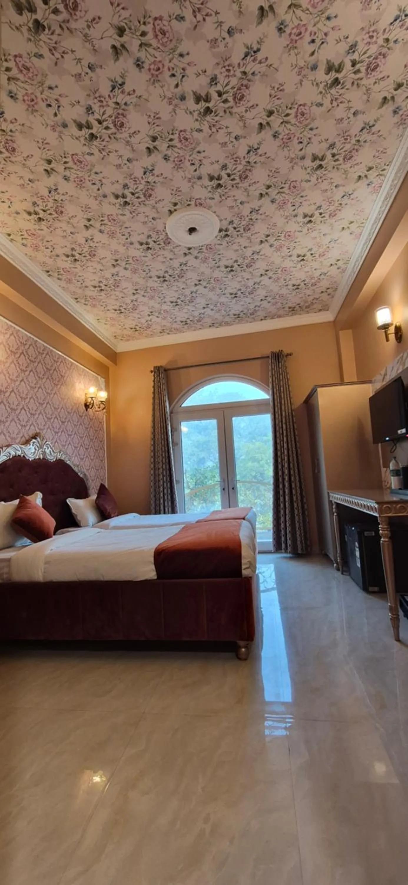 Bed in Ray of Maya near to taj mahal