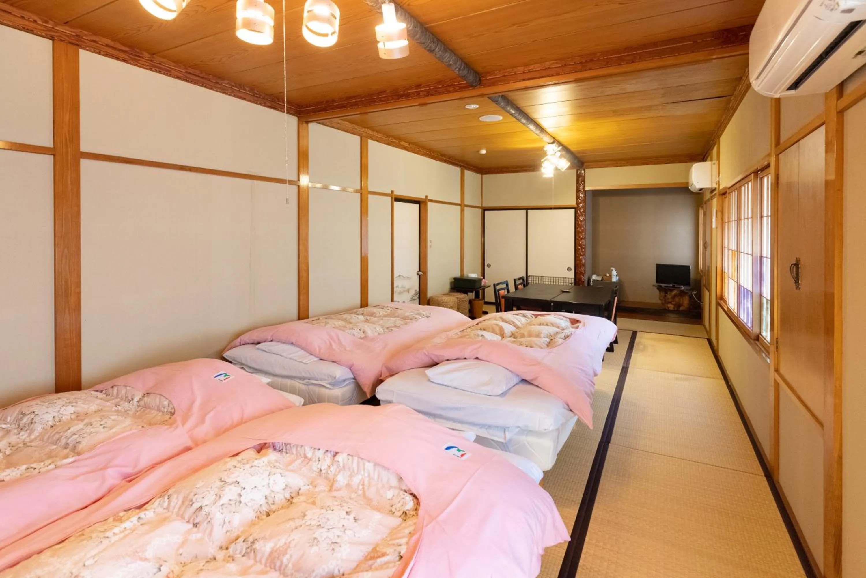 Photo of the whole room, Bed in Niemonya