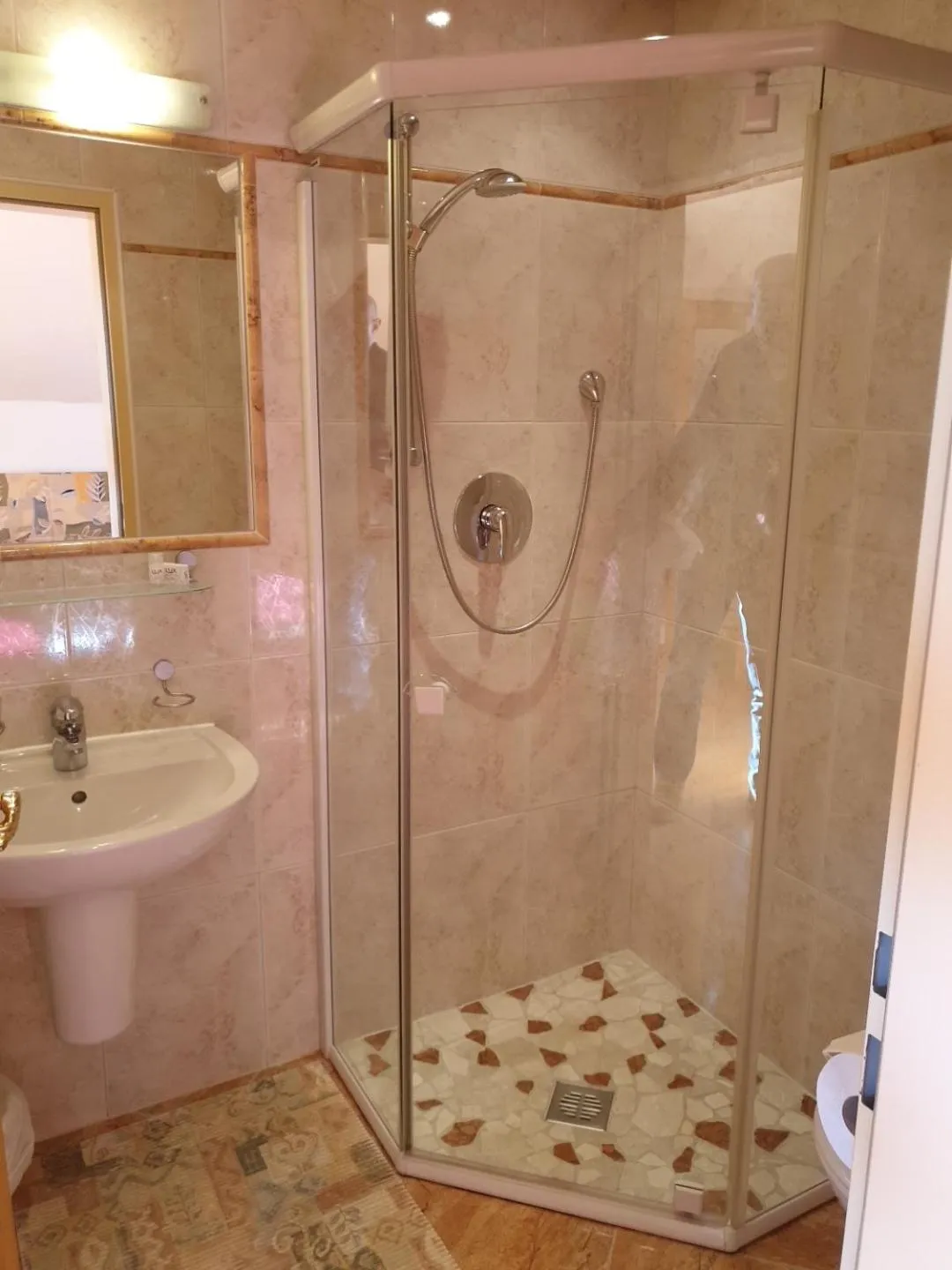 Bathroom in Berghotel Türlwand