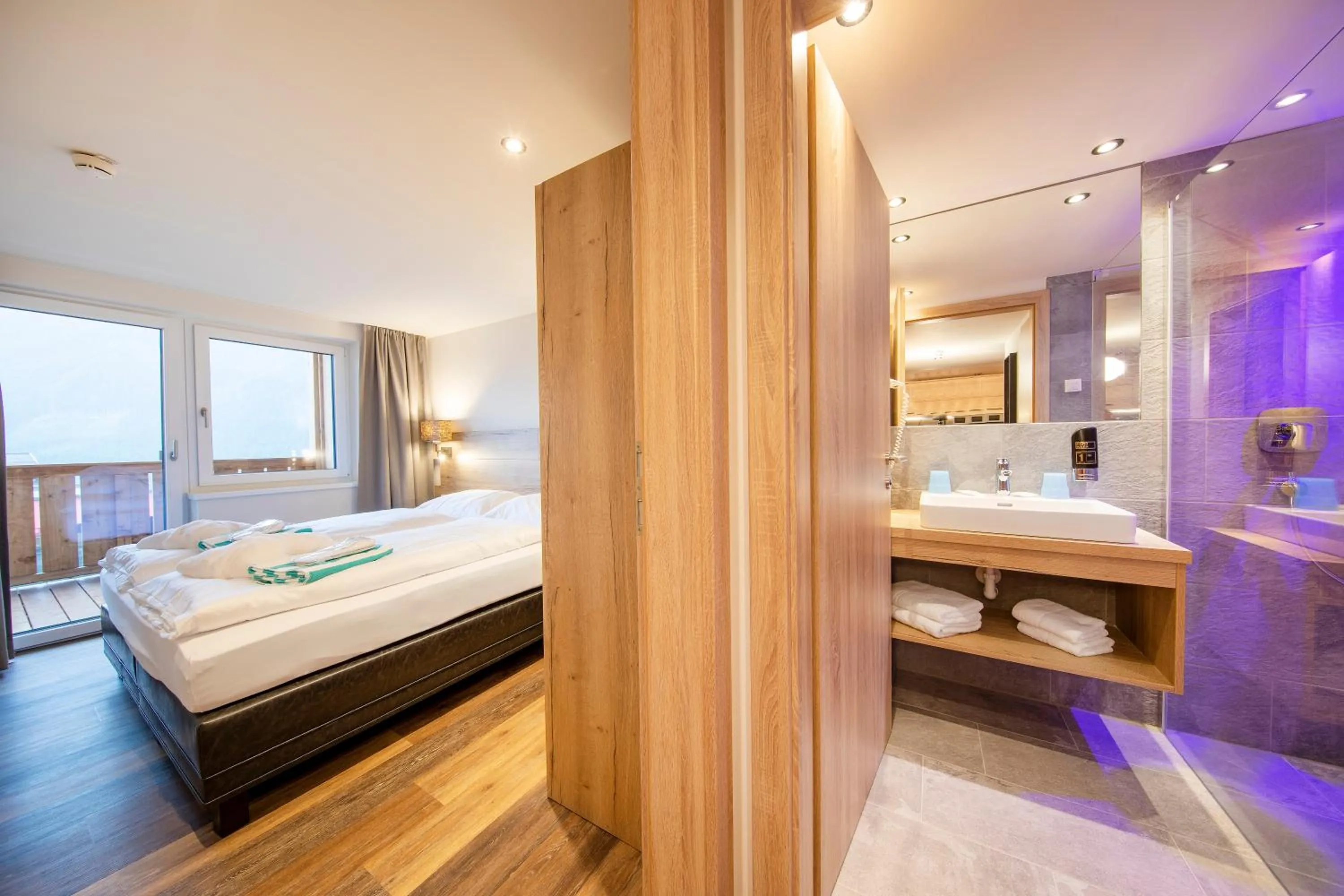 Shower, Bed in Hotel Post Krimml