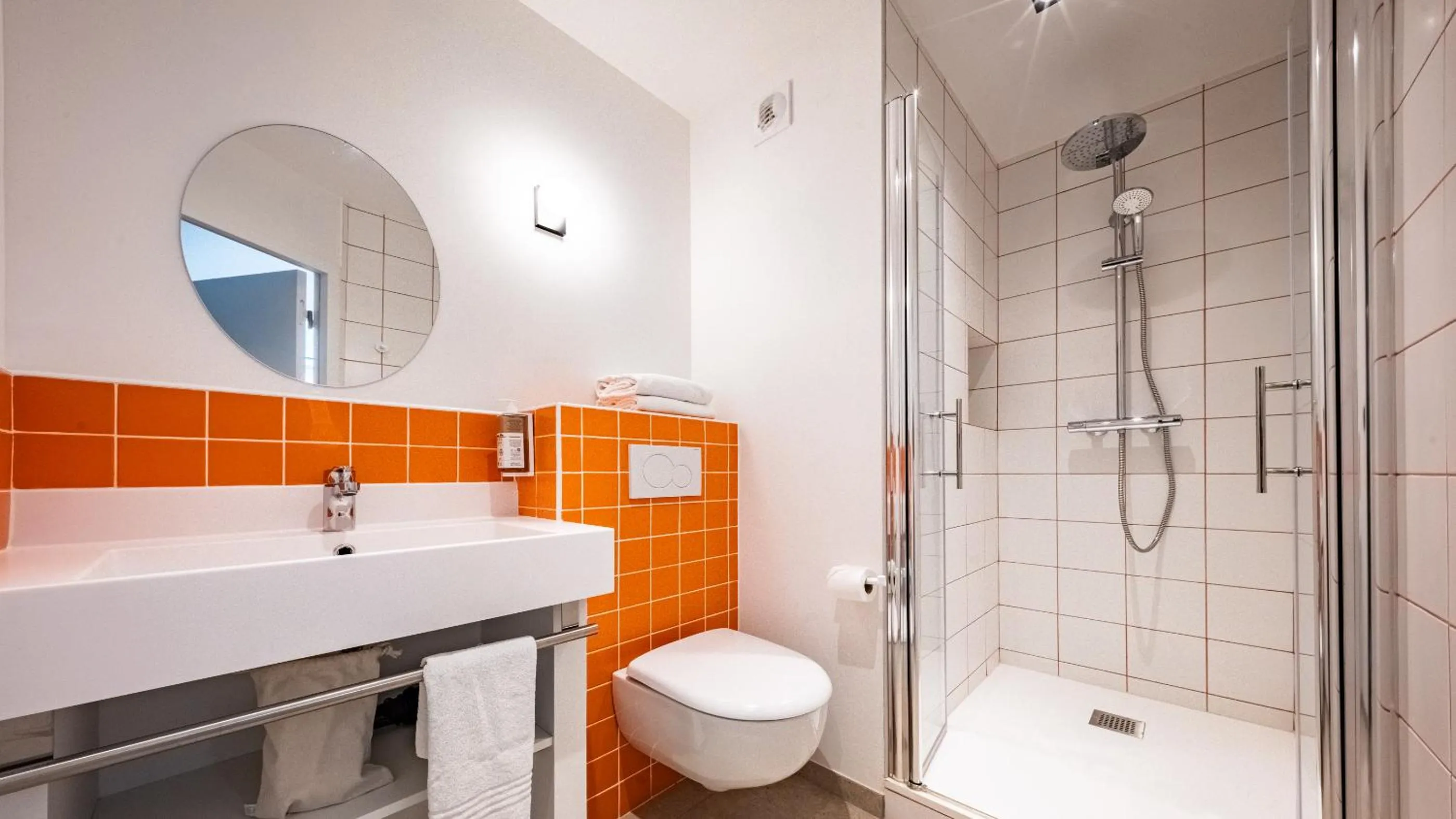 Shower in greet Hotel Massieux Lyon Nord