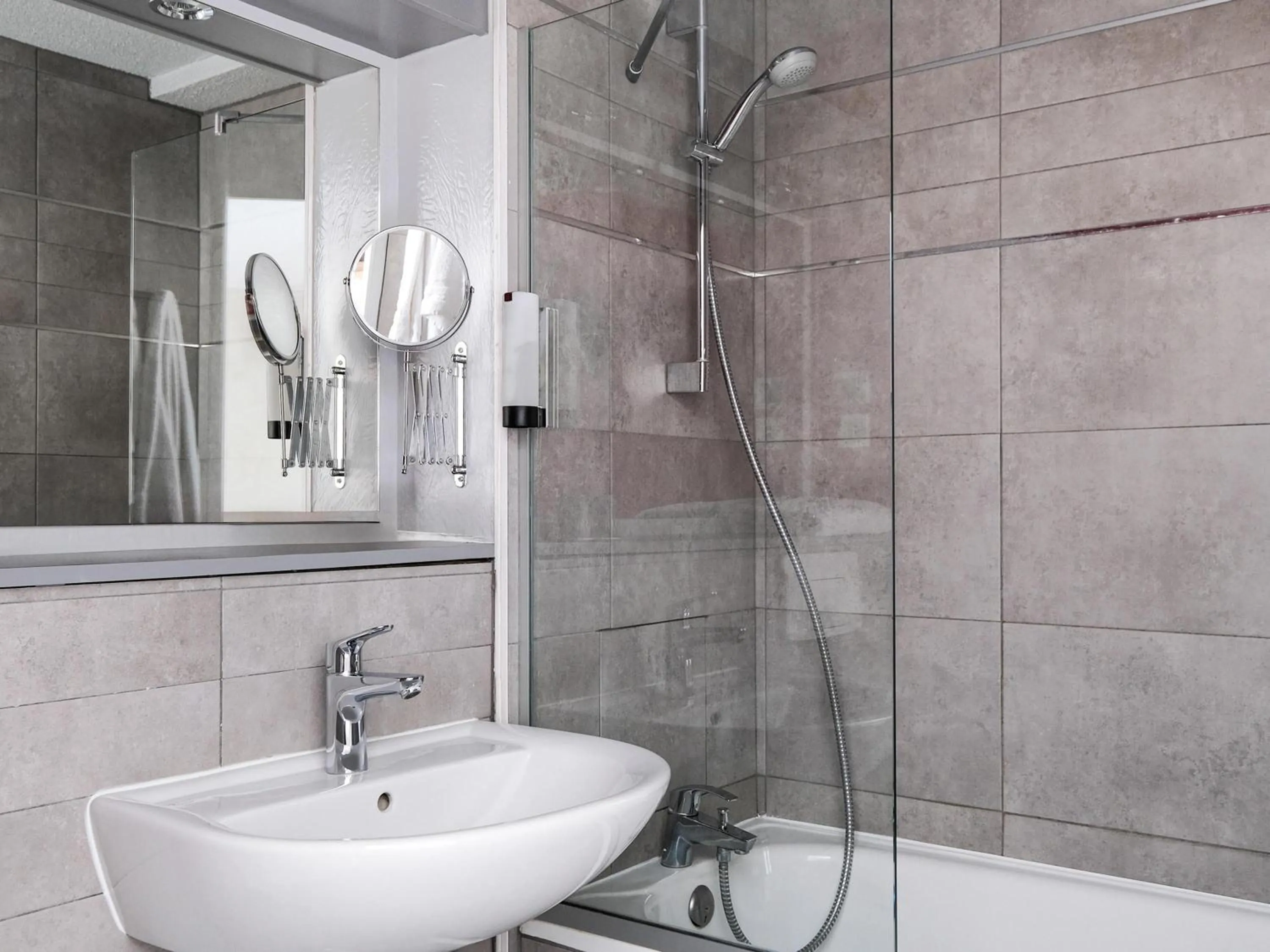 Bedroom in greet Hotel Massieux Lyon Nord