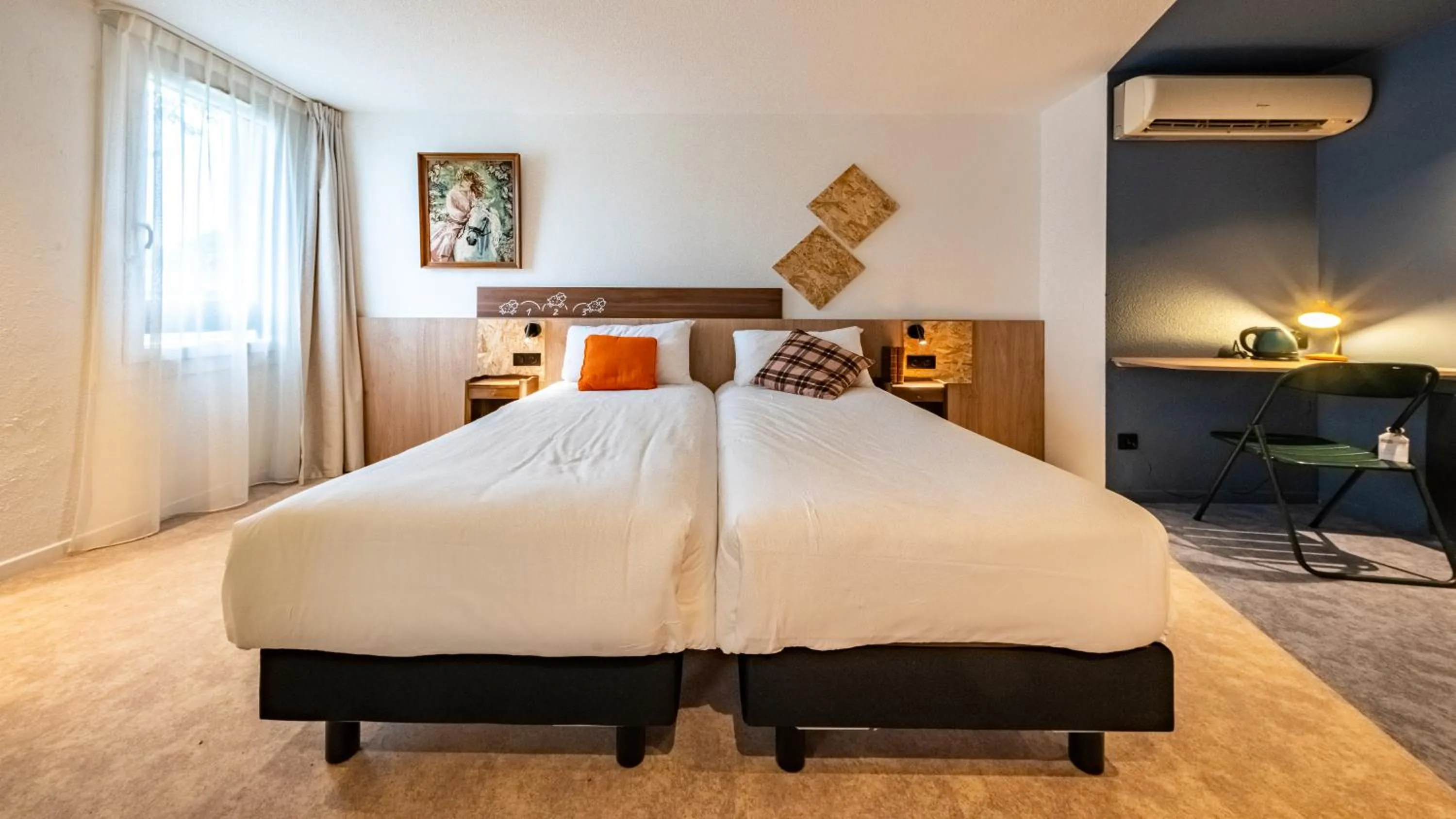 Bedroom, Bed in greet Hotel Massieux Lyon Nord