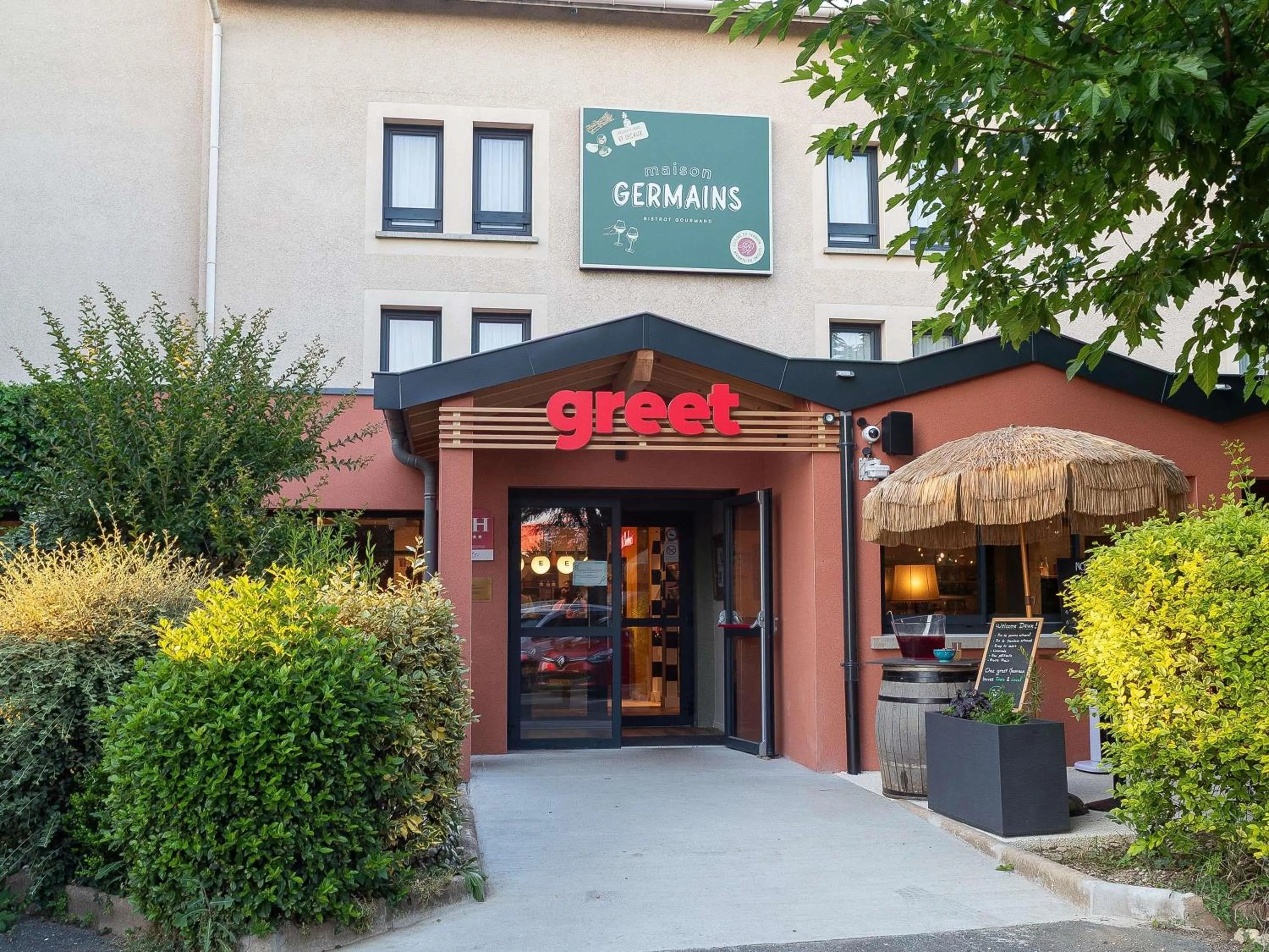 Property building in greet Hotel Massieux Lyon Nord