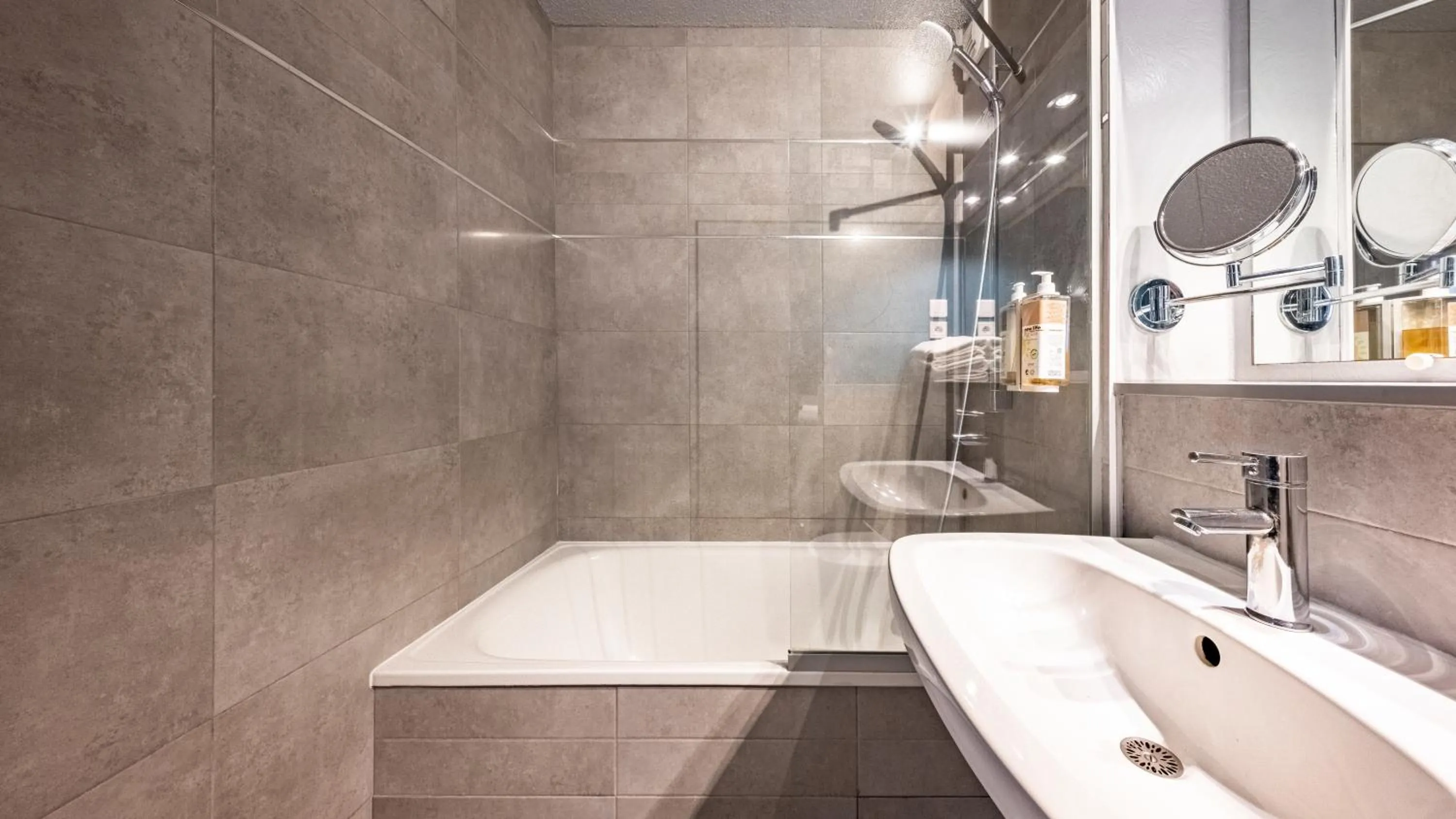 Bathroom in greet Hotel Massieux Lyon Nord