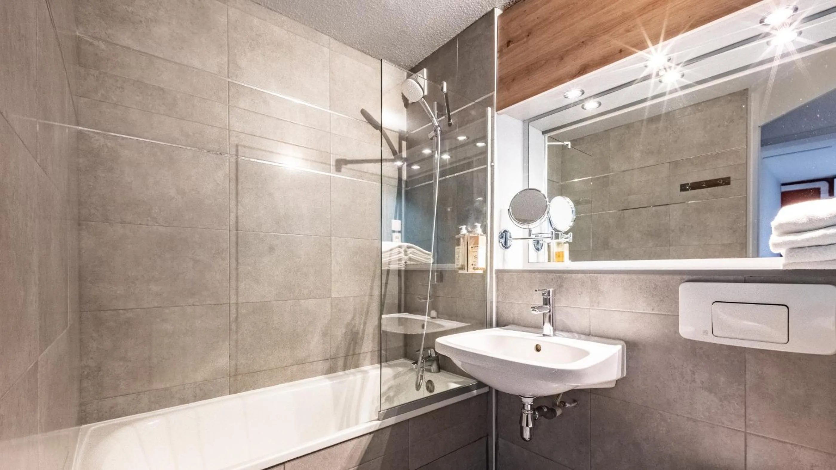 Bath in greet Hotel Massieux Lyon Nord