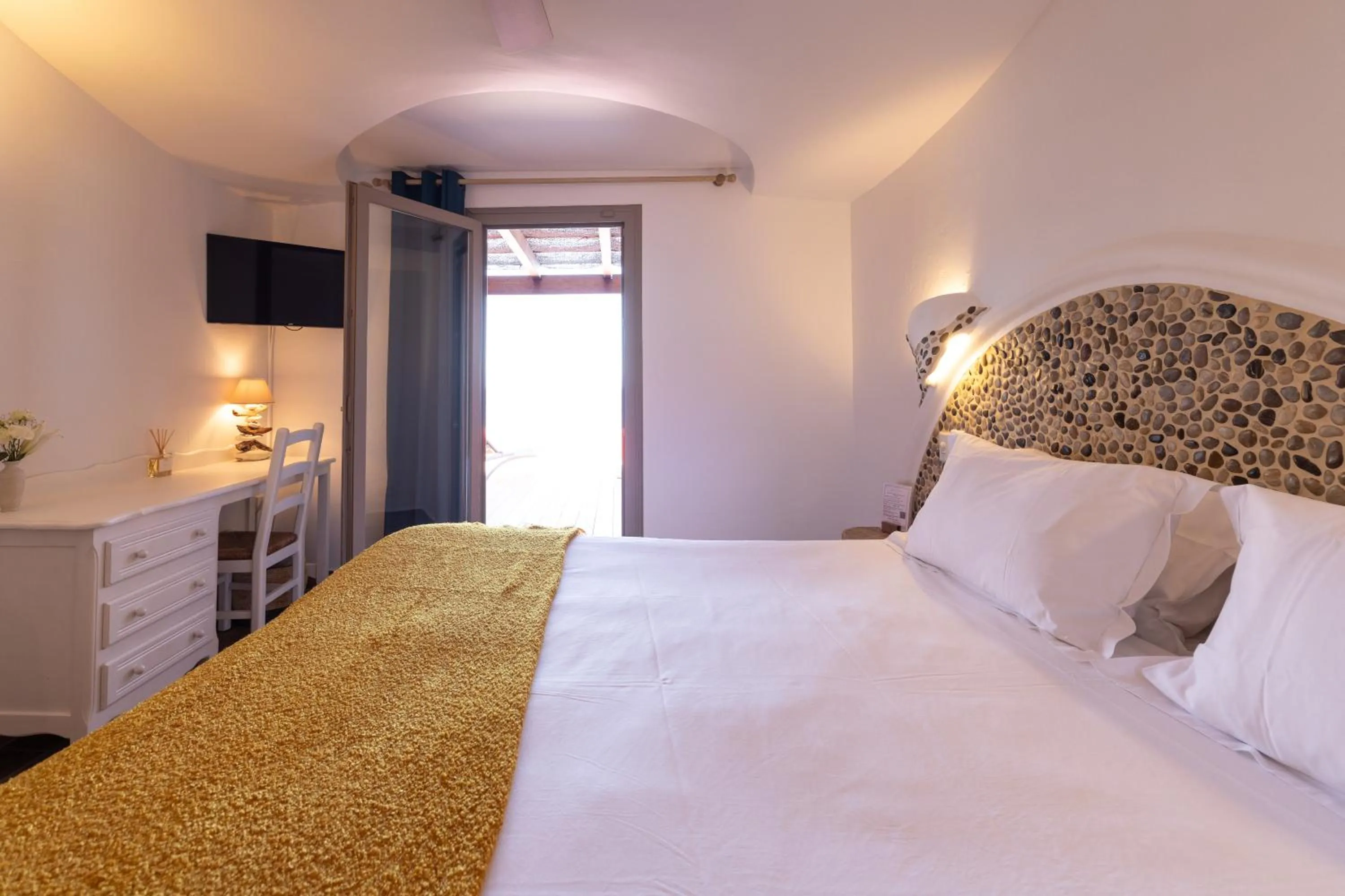 Photo of the whole room, Bed in Hôtel Dolce Notte