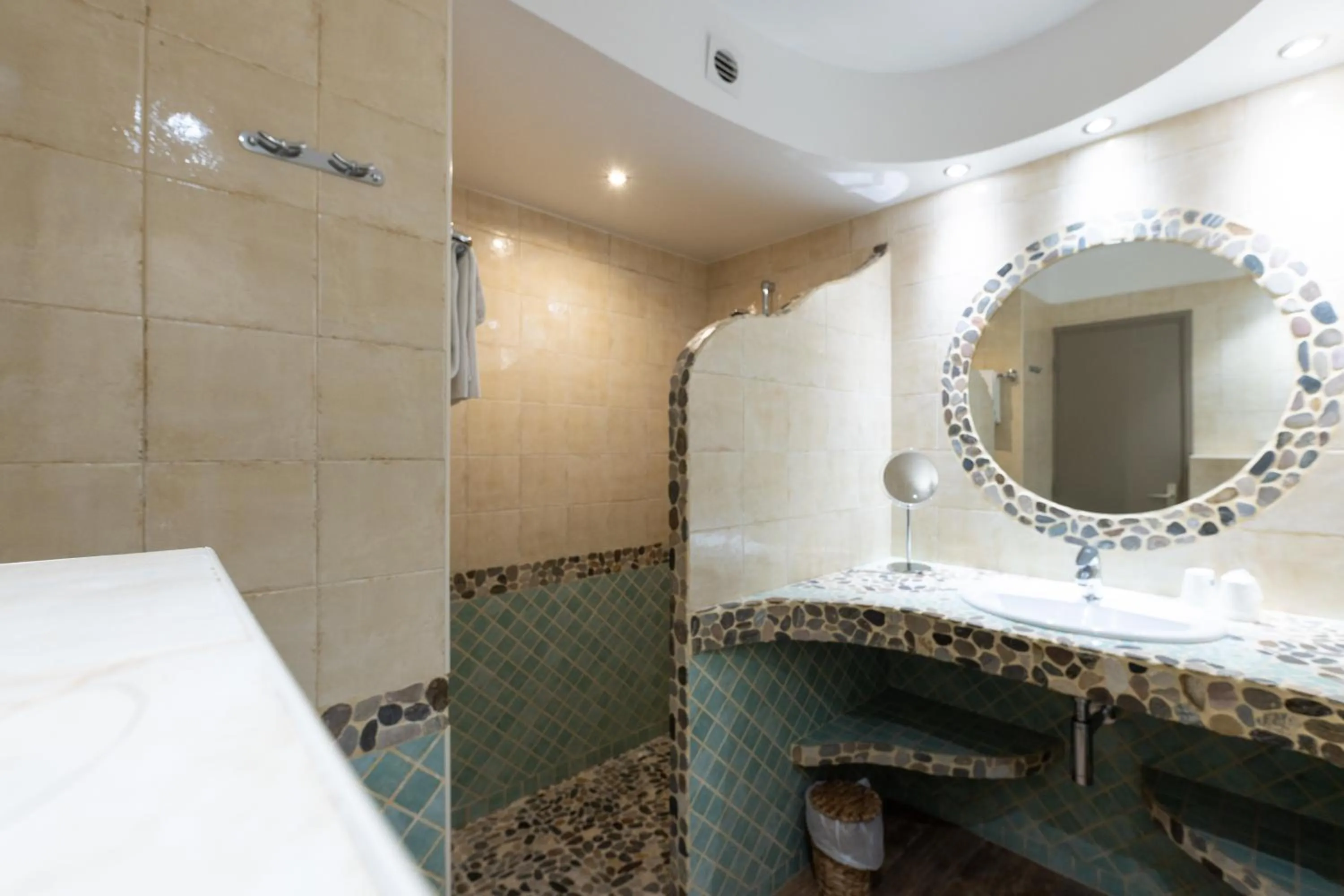 Shower in Hôtel Dolce Notte