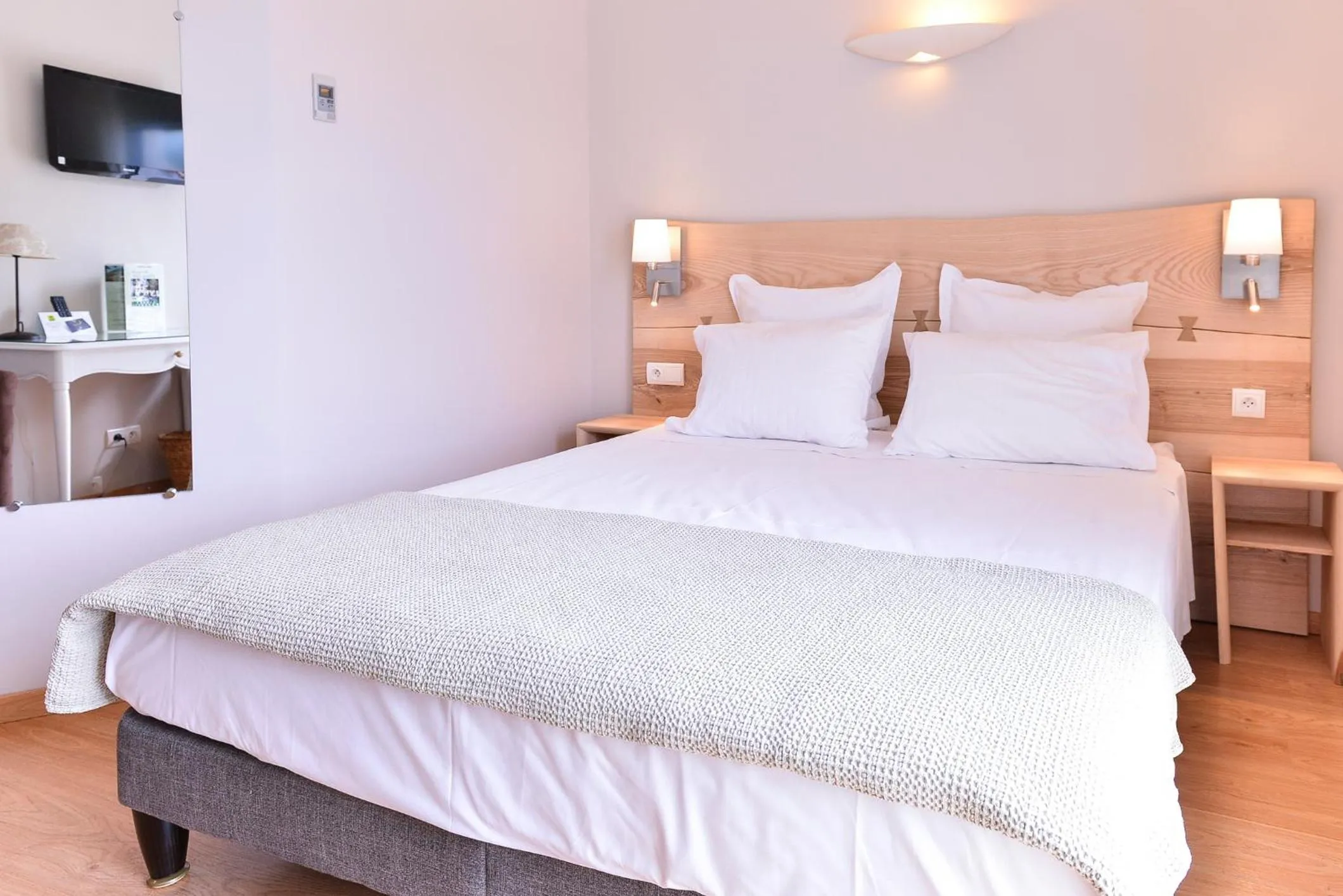 Shower, Bed in Logis Hôtel Restaurant Le Chêne Vert