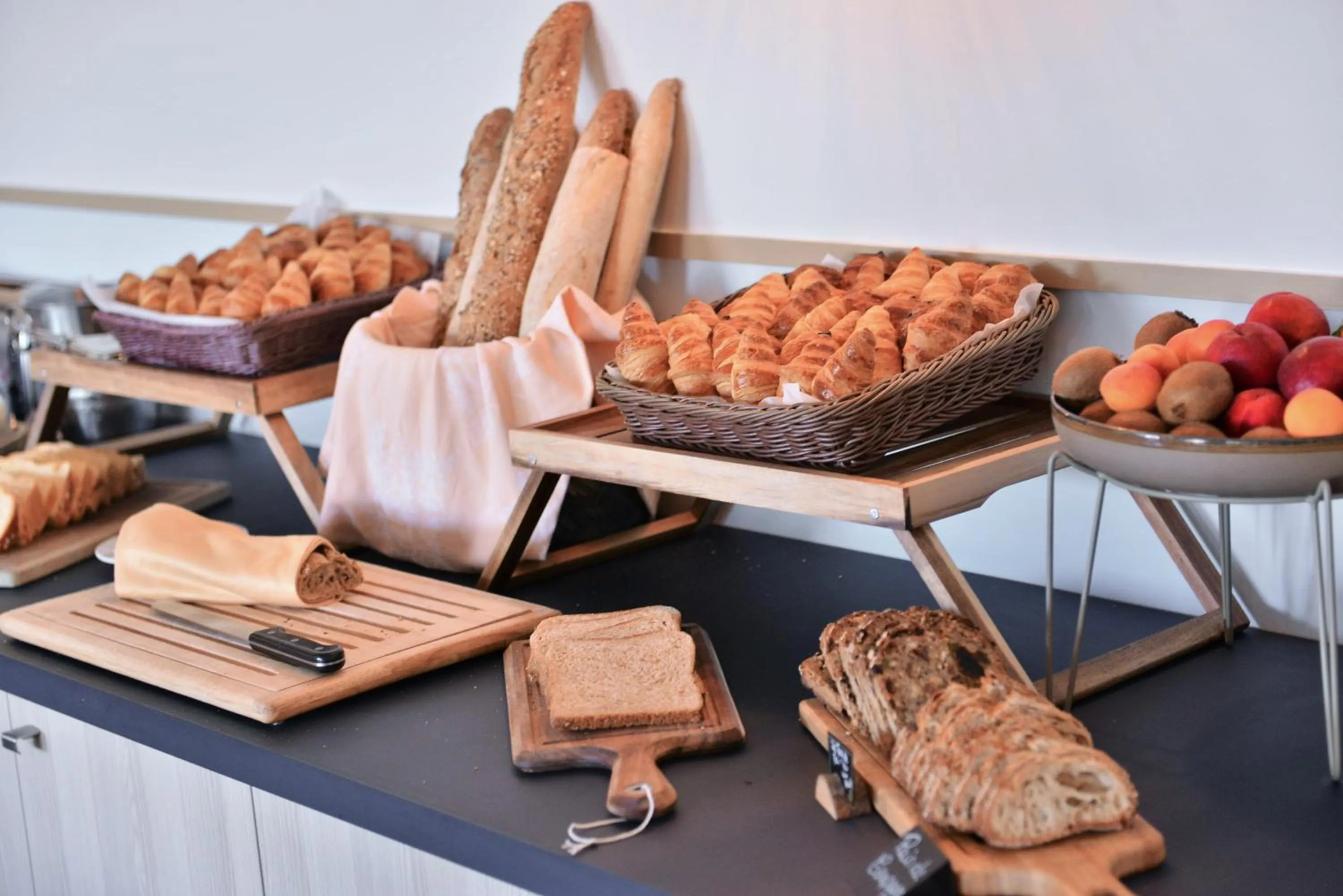 Breakfast in Logis Hôtel Restaurant Le Chêne Vert