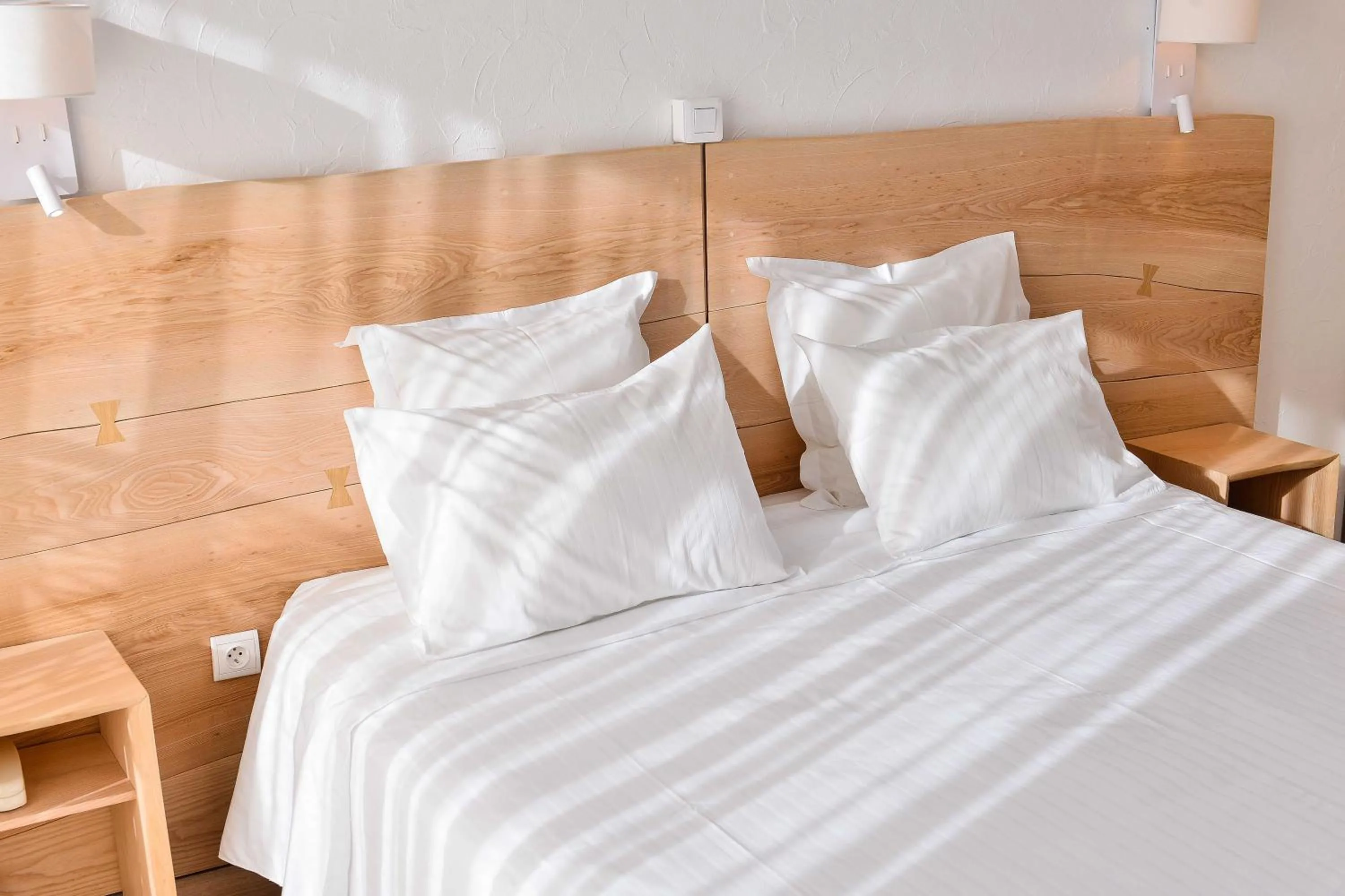 Bed in Logis Hôtel Restaurant Le Chêne Vert