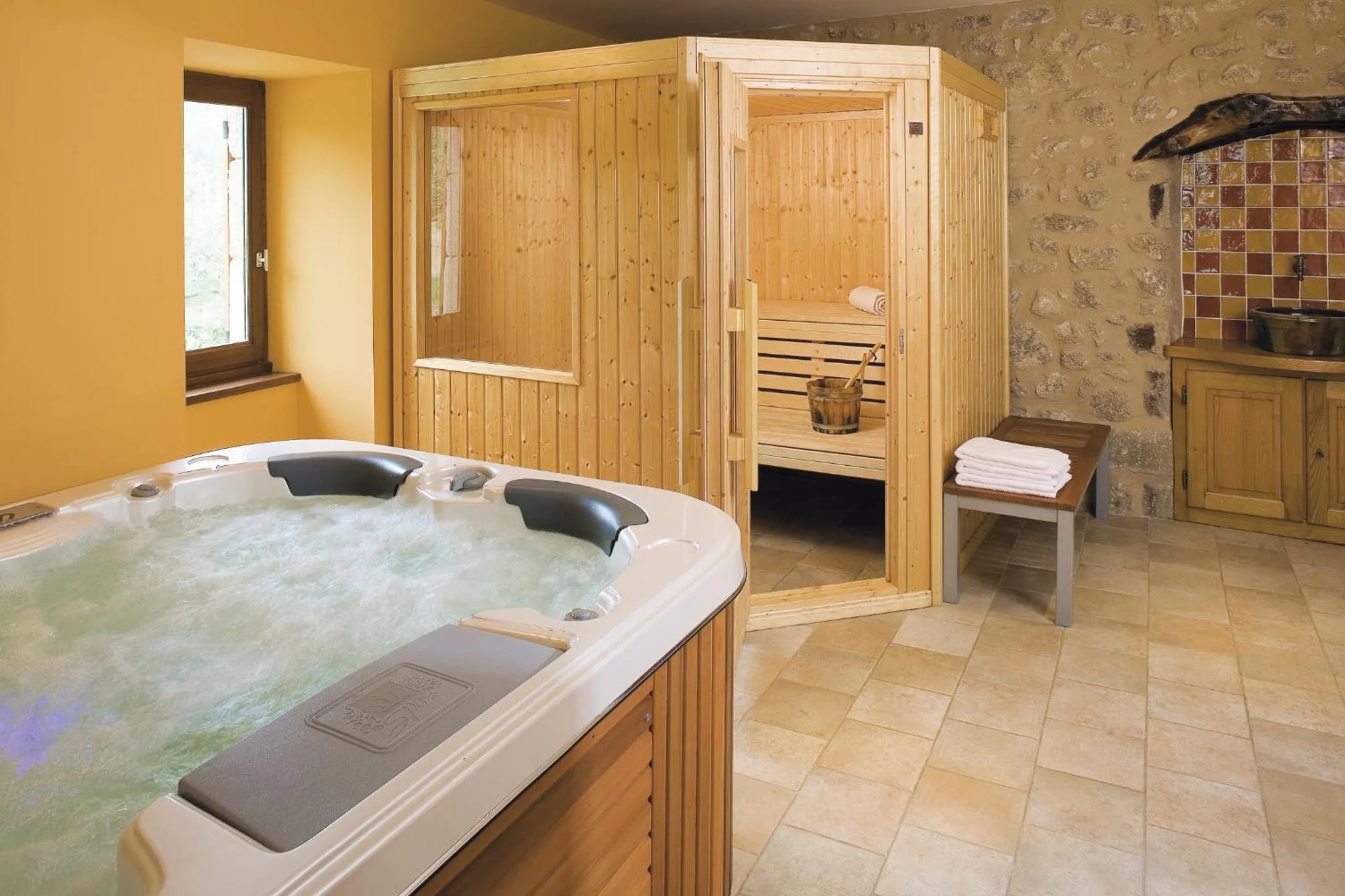 Hot Tub in Logis Hôtel Restaurant Le Chêne Vert