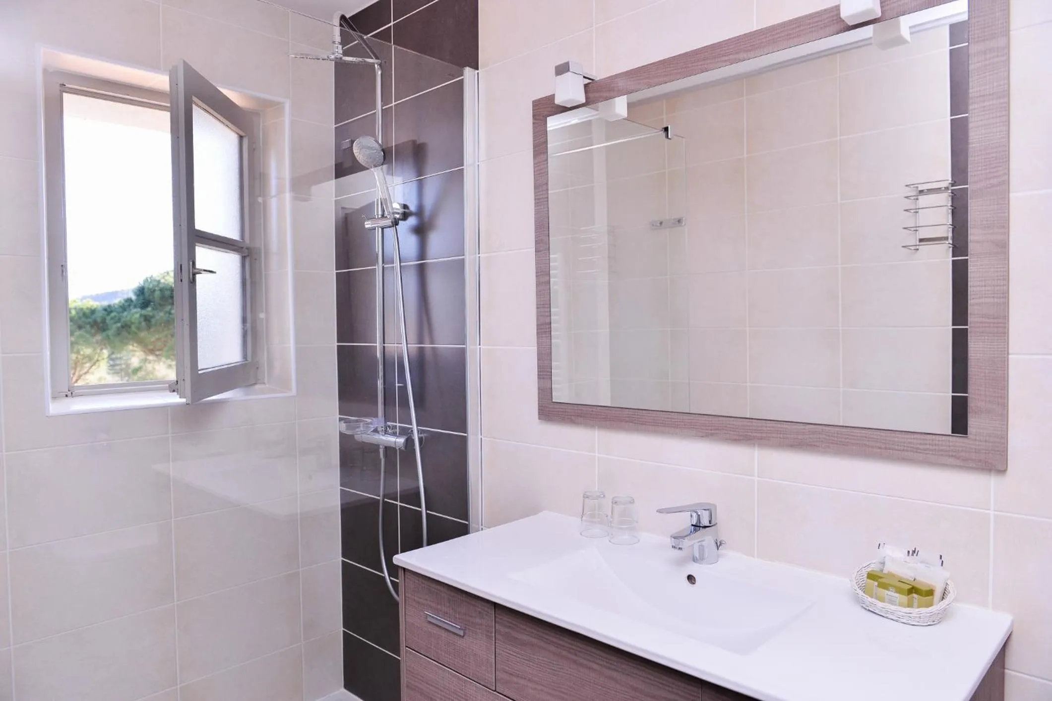 Shower in Logis Hôtel Restaurant Le Chêne Vert