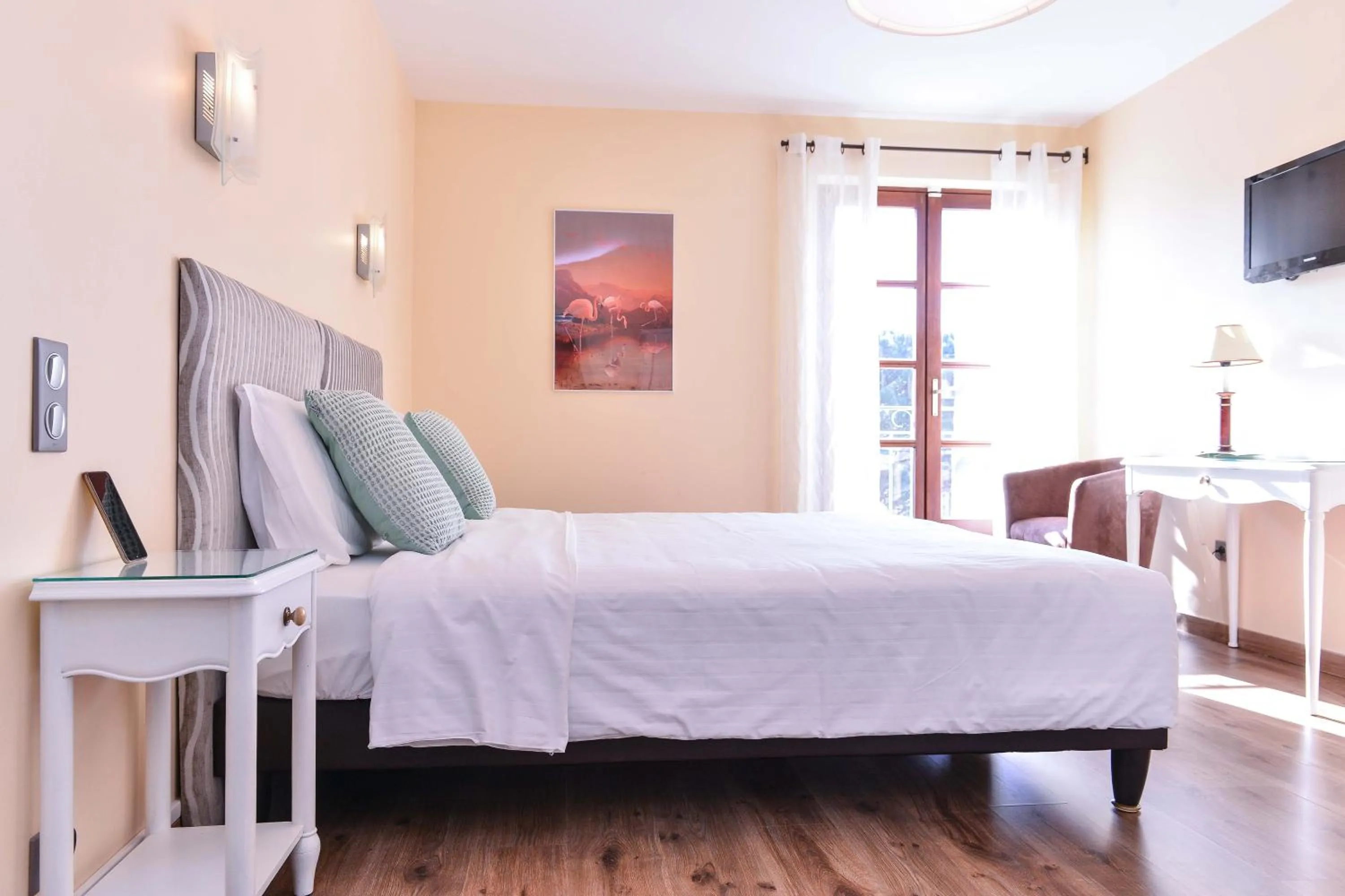 Bed in Logis Hôtel Restaurant Le Chêne Vert