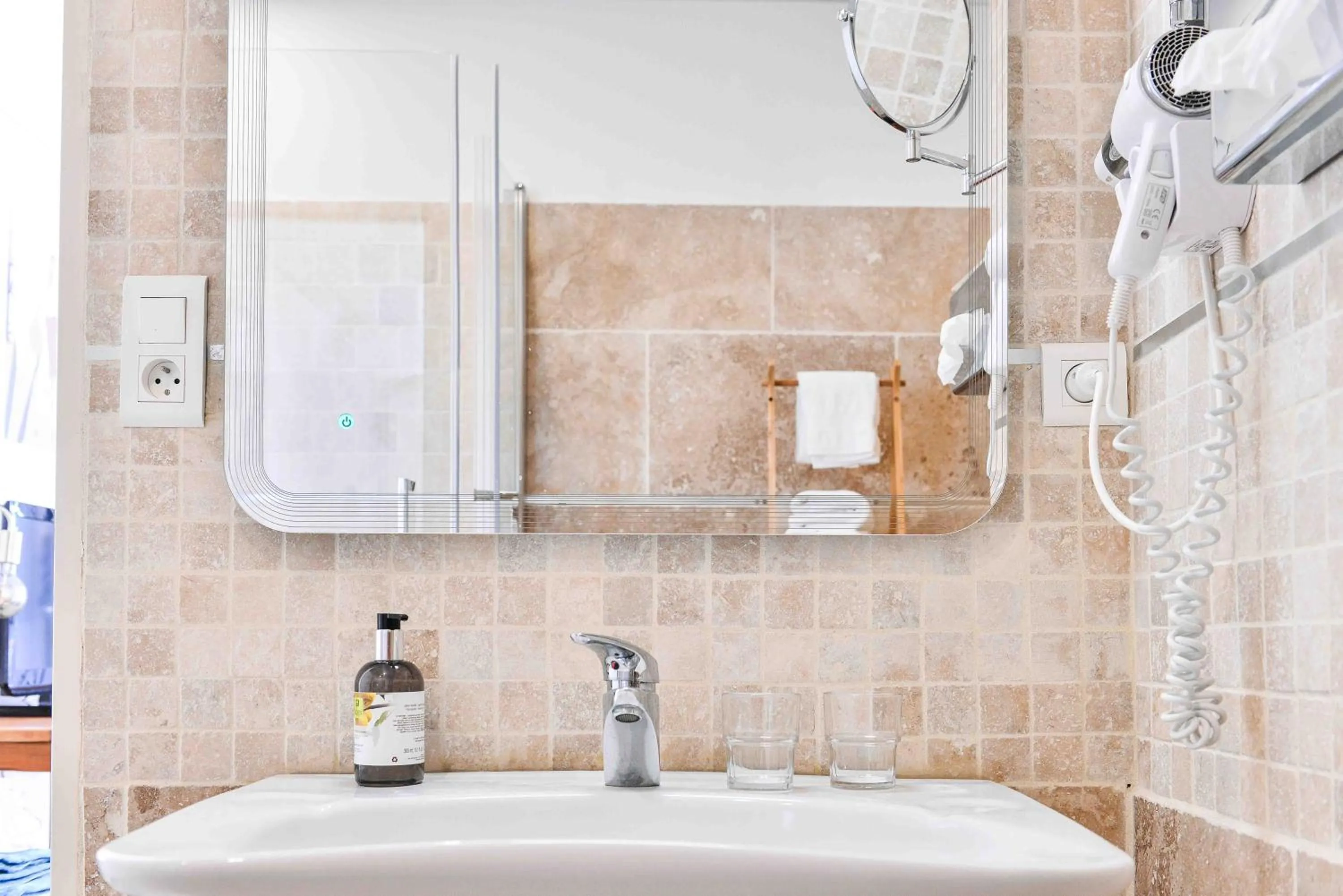 Shower in Logis Hôtel Restaurant Le Chêne Vert