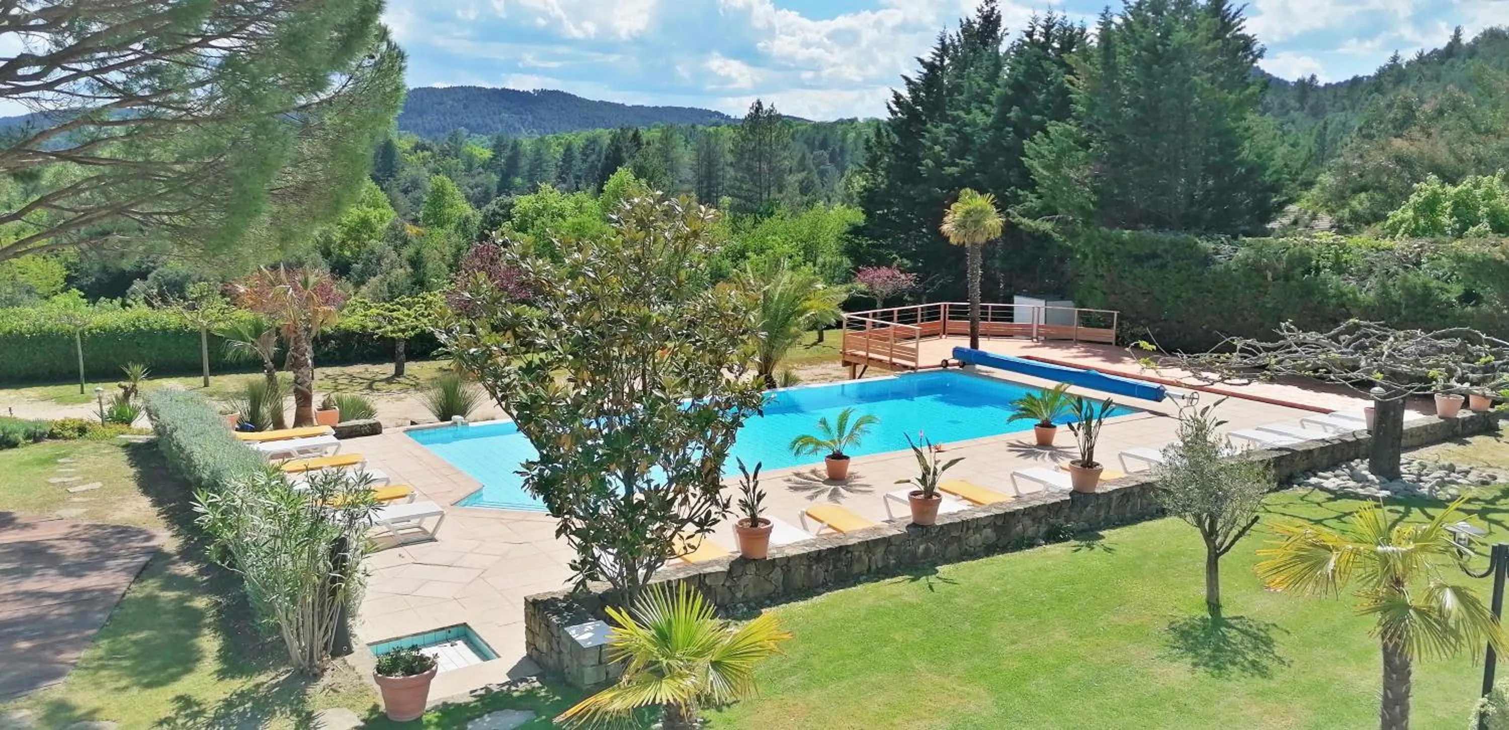 Garden in Logis Hôtel Restaurant Le Chêne Vert