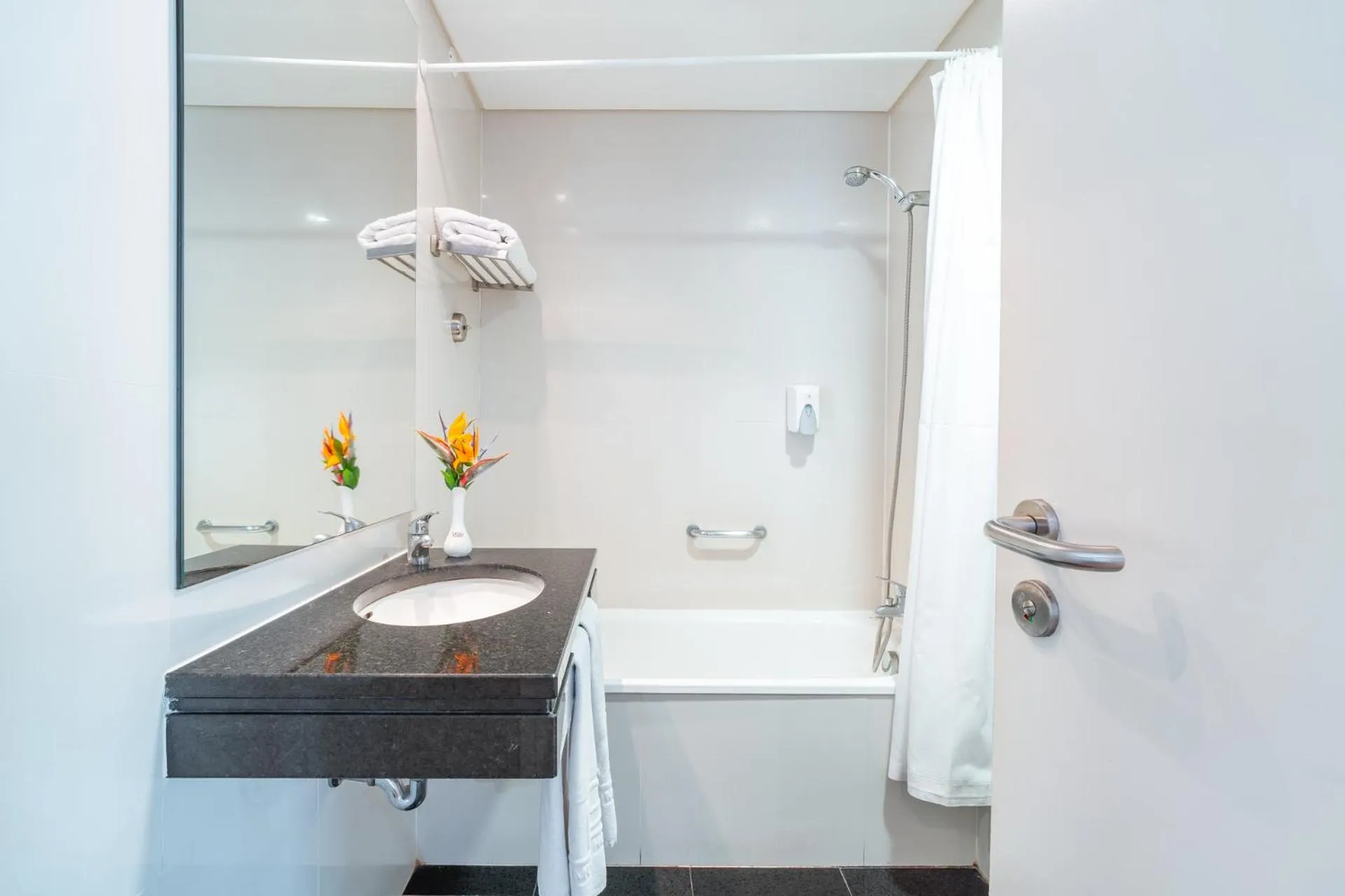 Bathroom in Muthu Raga Madeira Hotel