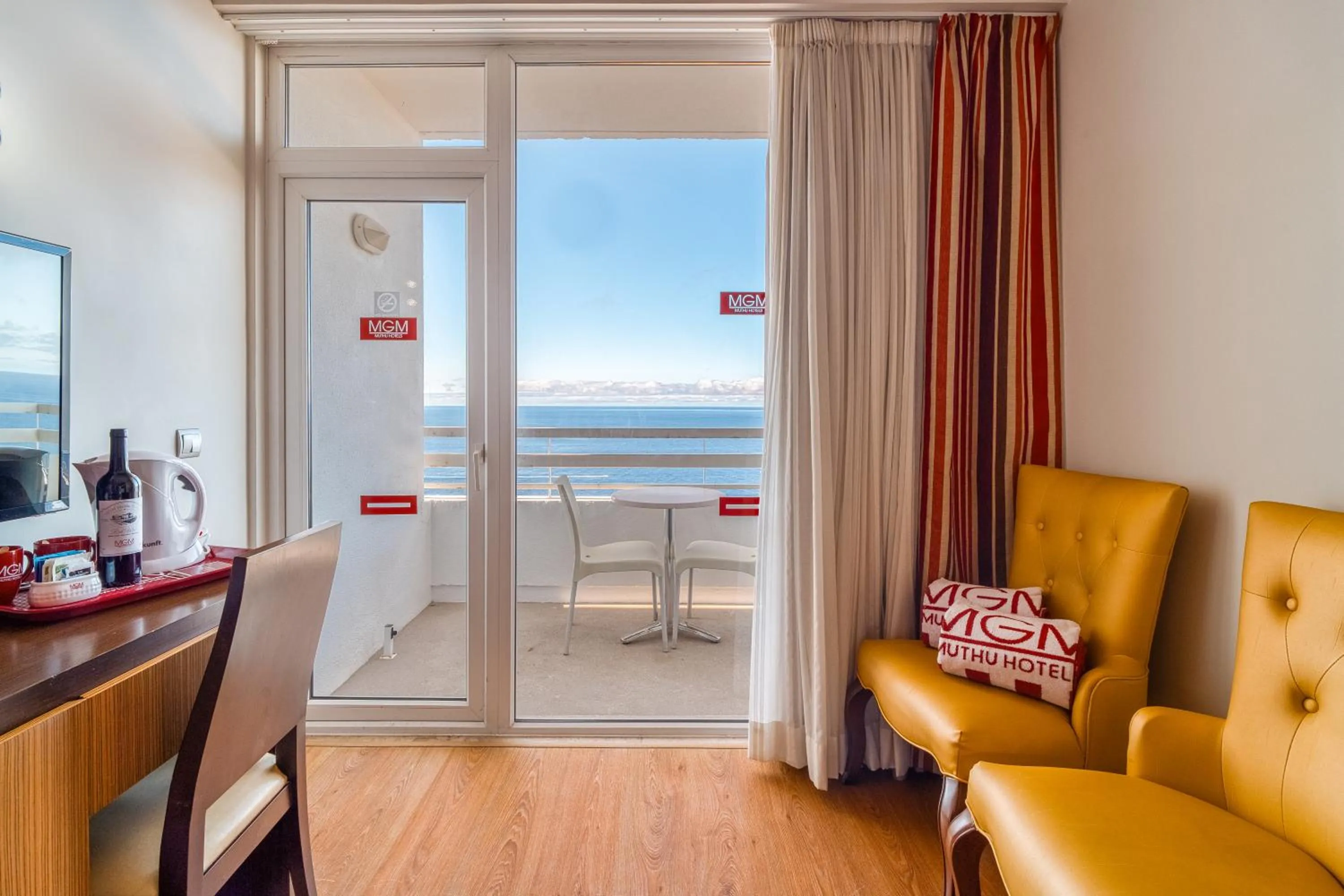 Seating area in Muthu Raga Madeira Hotel