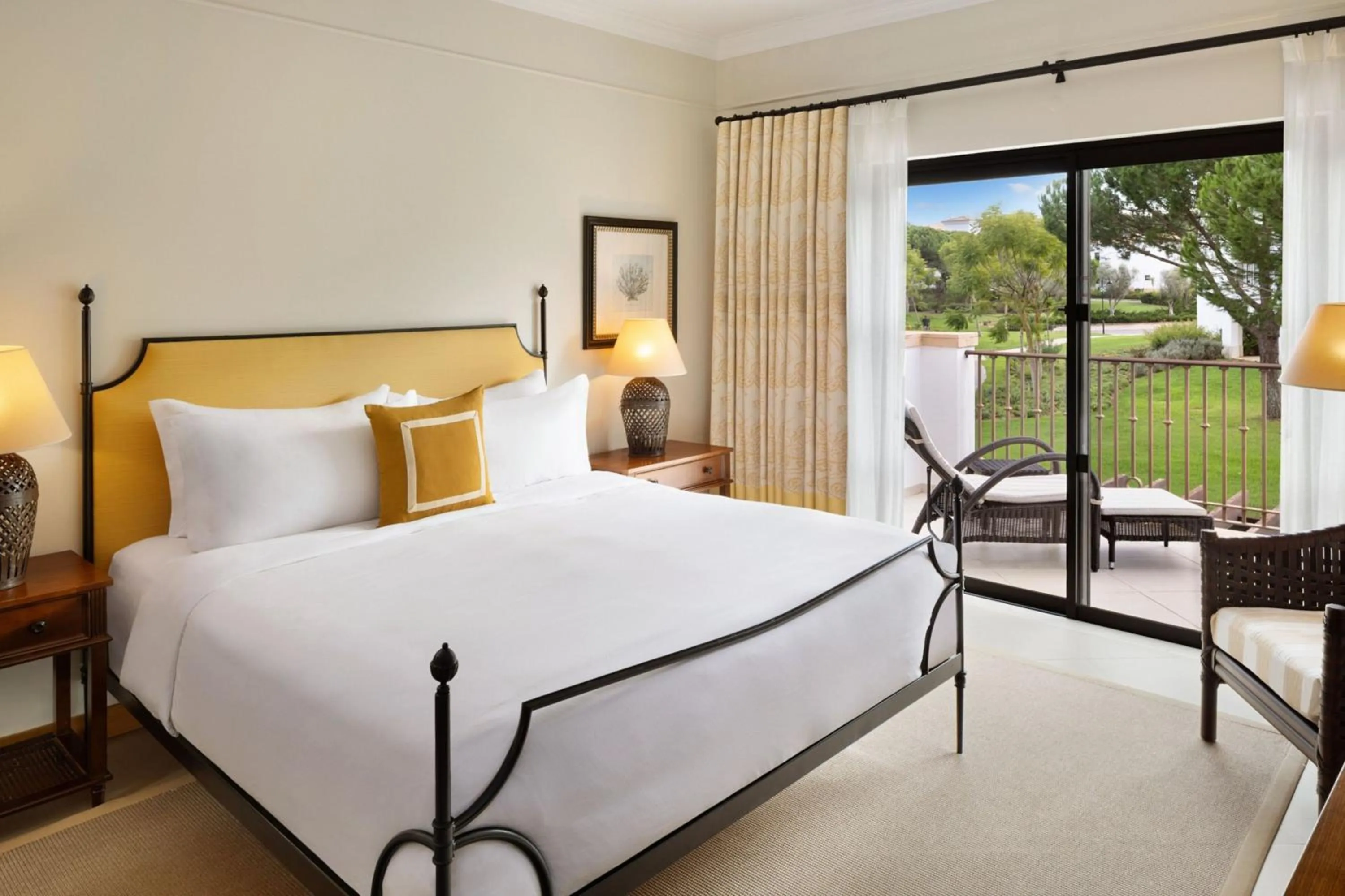 Photo of the whole room, Bed in Pine Cliffs Residence, a Luxury Collection Resort, Algarve