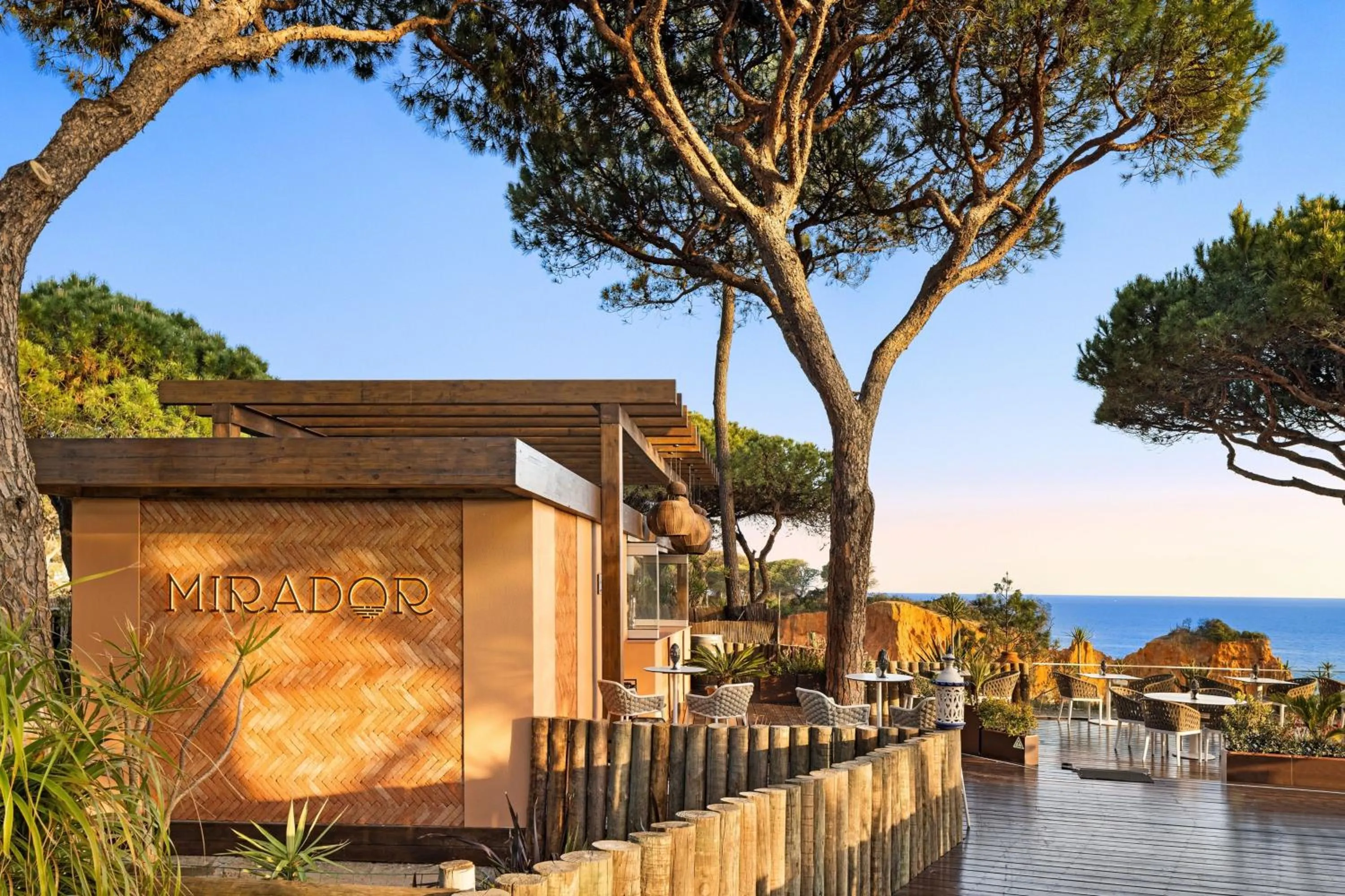 Lounge or bar in Pine Cliffs Residence, a Luxury Collection Resort, Algarve