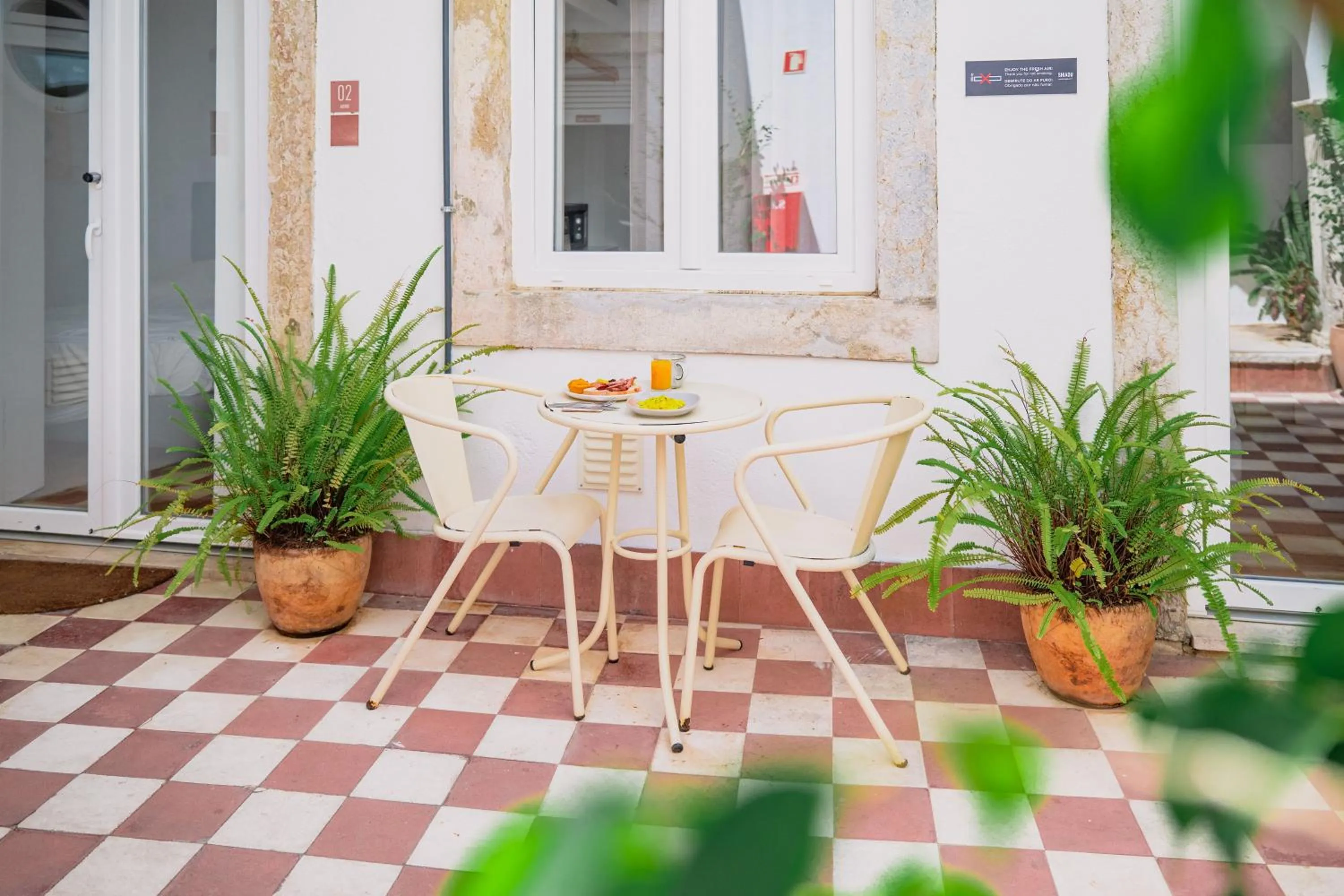 Patio in Quinta Colina by Shiadu